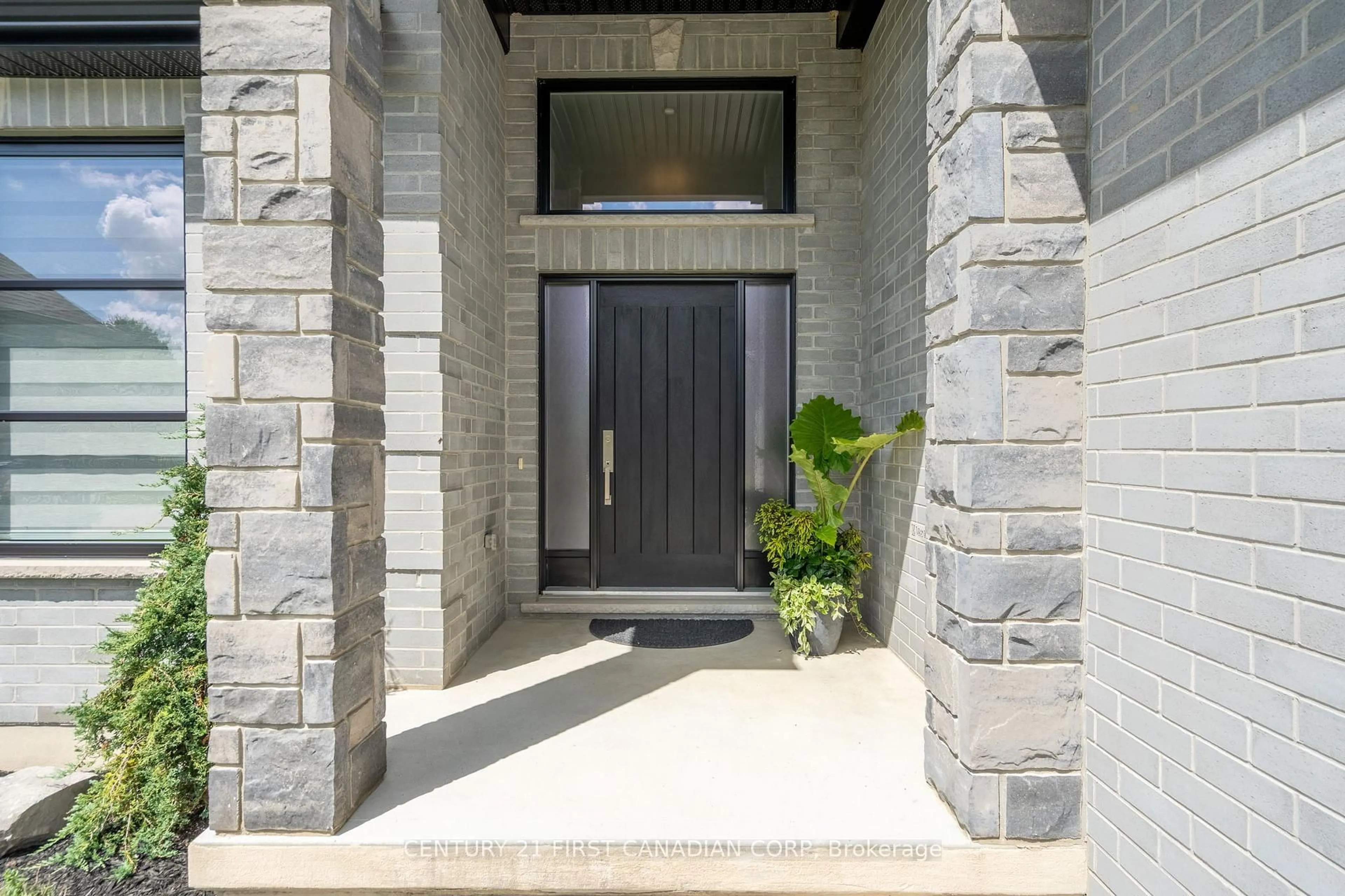 Indoor entryway for 16 Foxborough Pl, Thames Centre Ontario N0M 2P0