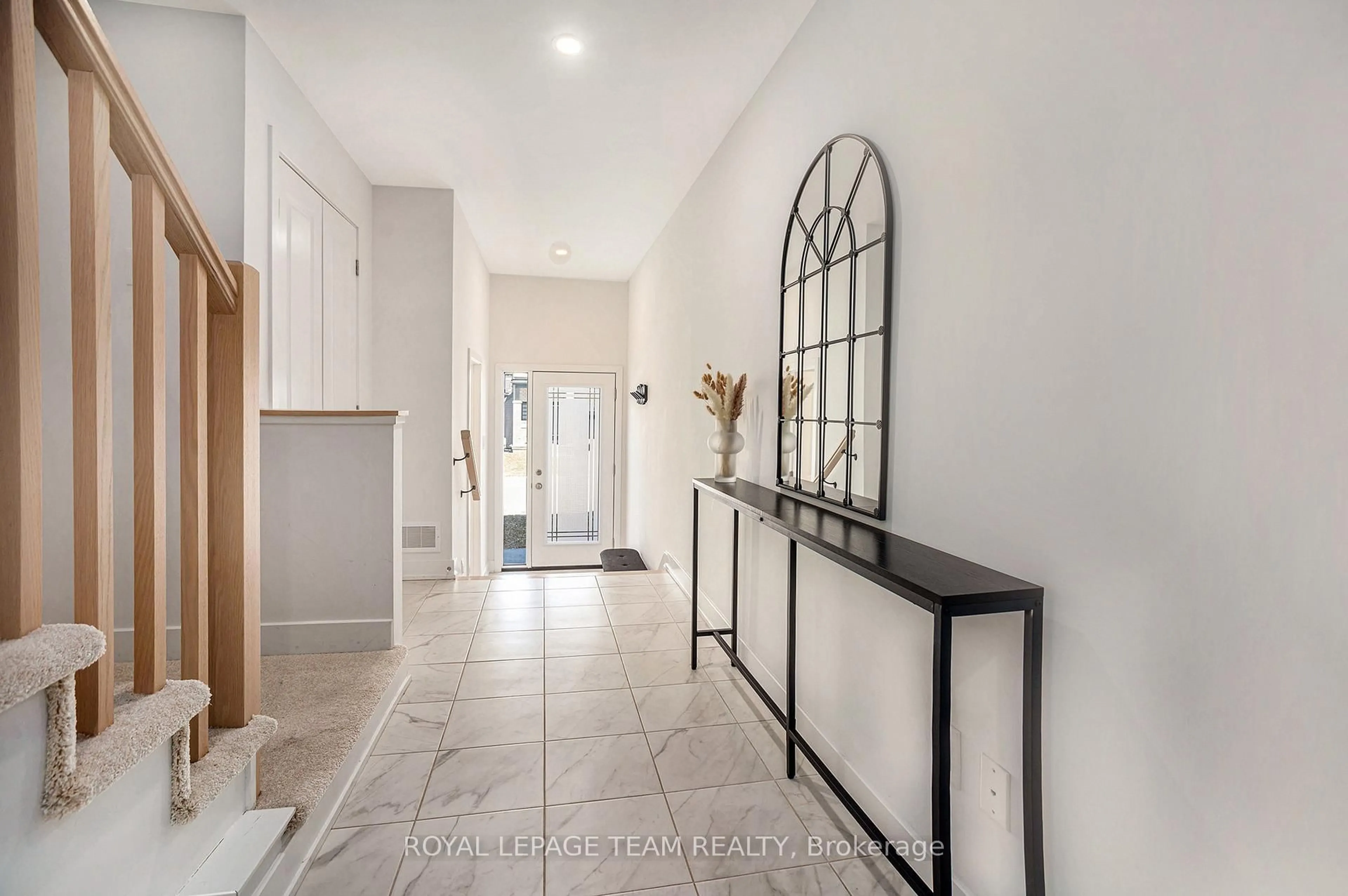 Indoor entryway for 58 Arinto Pl, Ottawa Ontario K2S 2R7