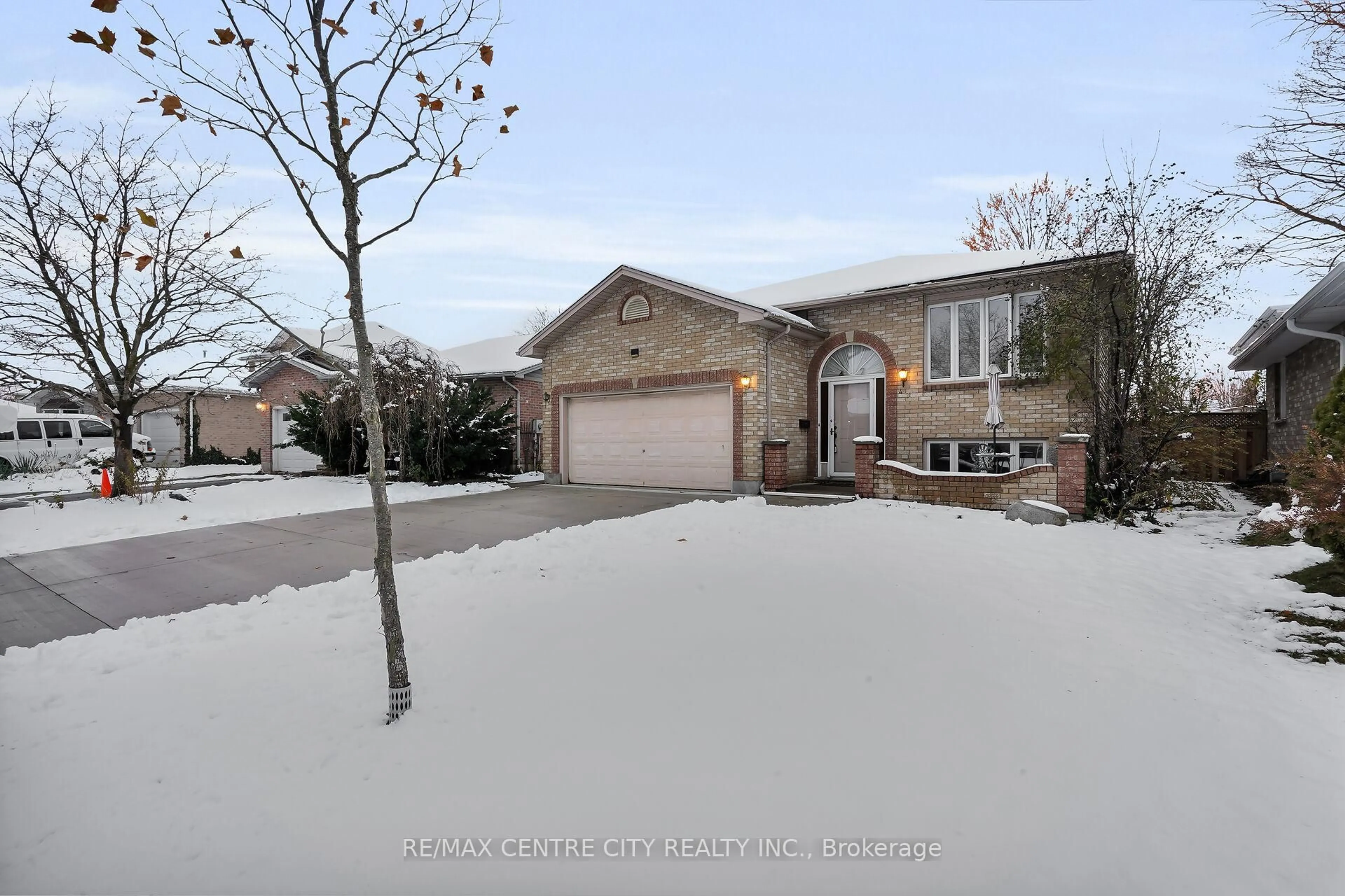 A pic from outside/outdoor area/front of a property/back of a property/a pic from drone, street for 47 Stonehenge Rd, London East Ontario N5V 4M6