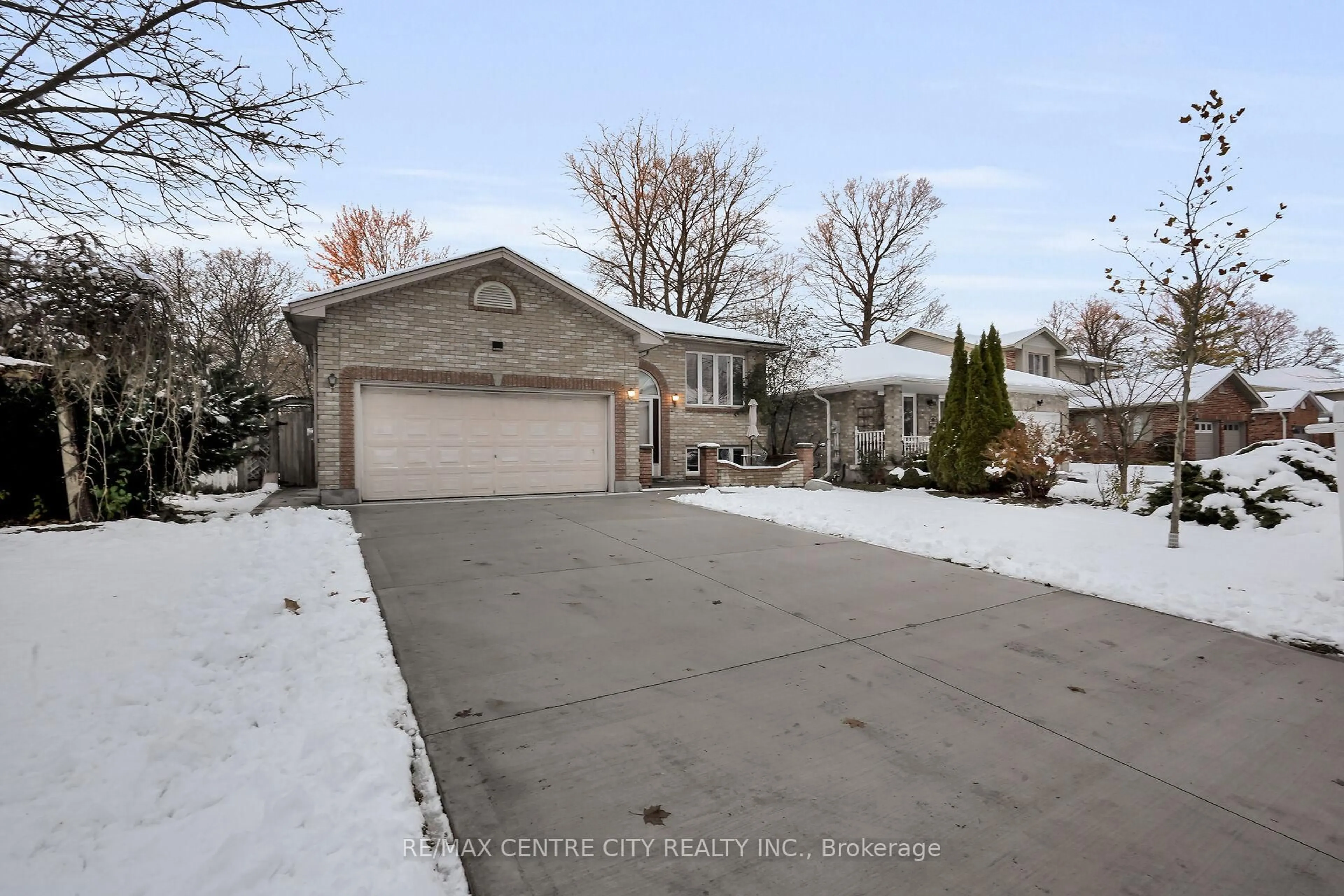 A pic from outside/outdoor area/front of a property/back of a property/a pic from drone, street for 47 Stonehenge Rd, London East Ontario N5V 4M6