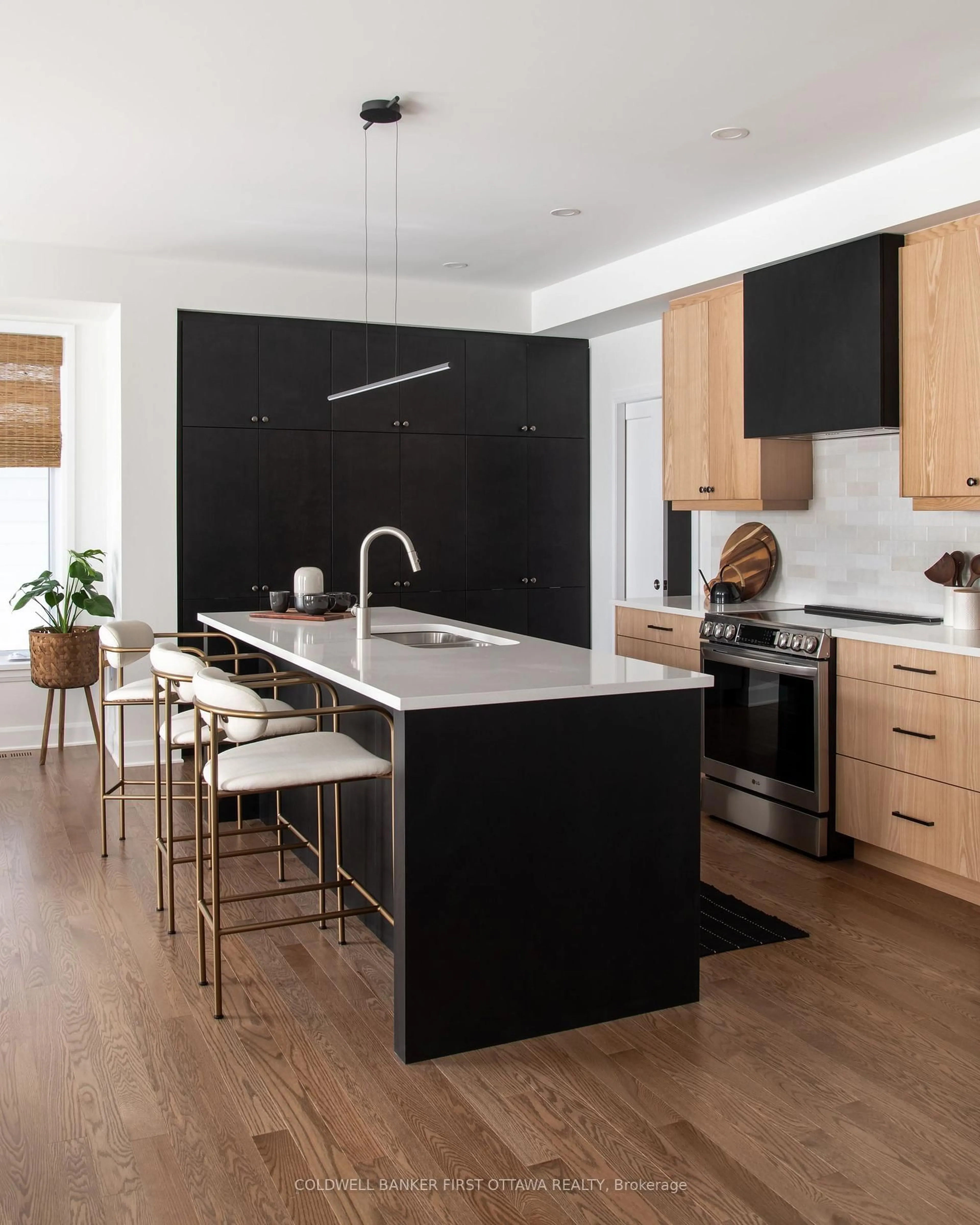 Contemporary kitchen, wood/laminate floor for 1702 ROTTERDAM Circ, Kanata Ontario K2W 0N5