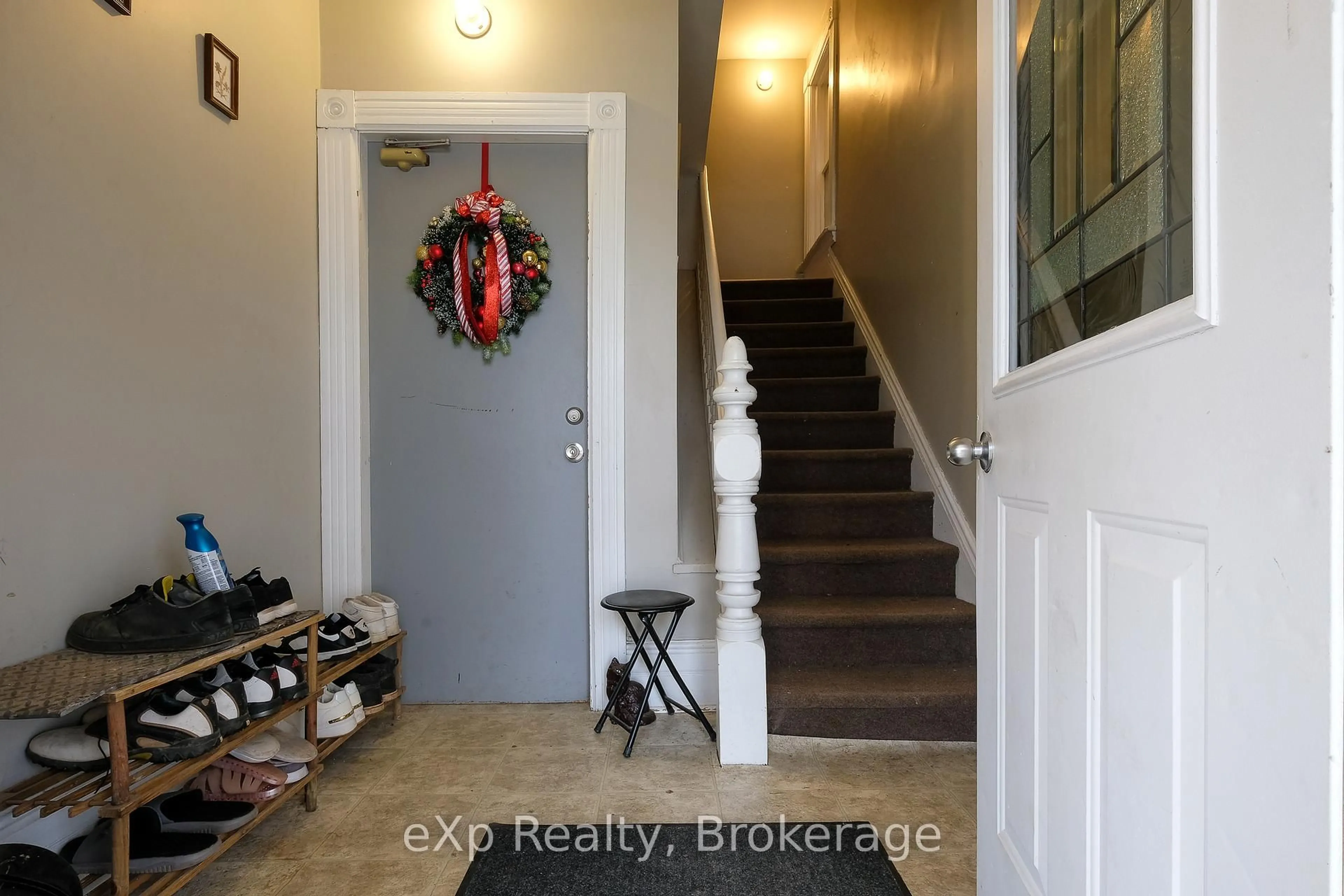 Indoor entryway for 361 12th St, Owen Sound Ontario N4K 1W1
