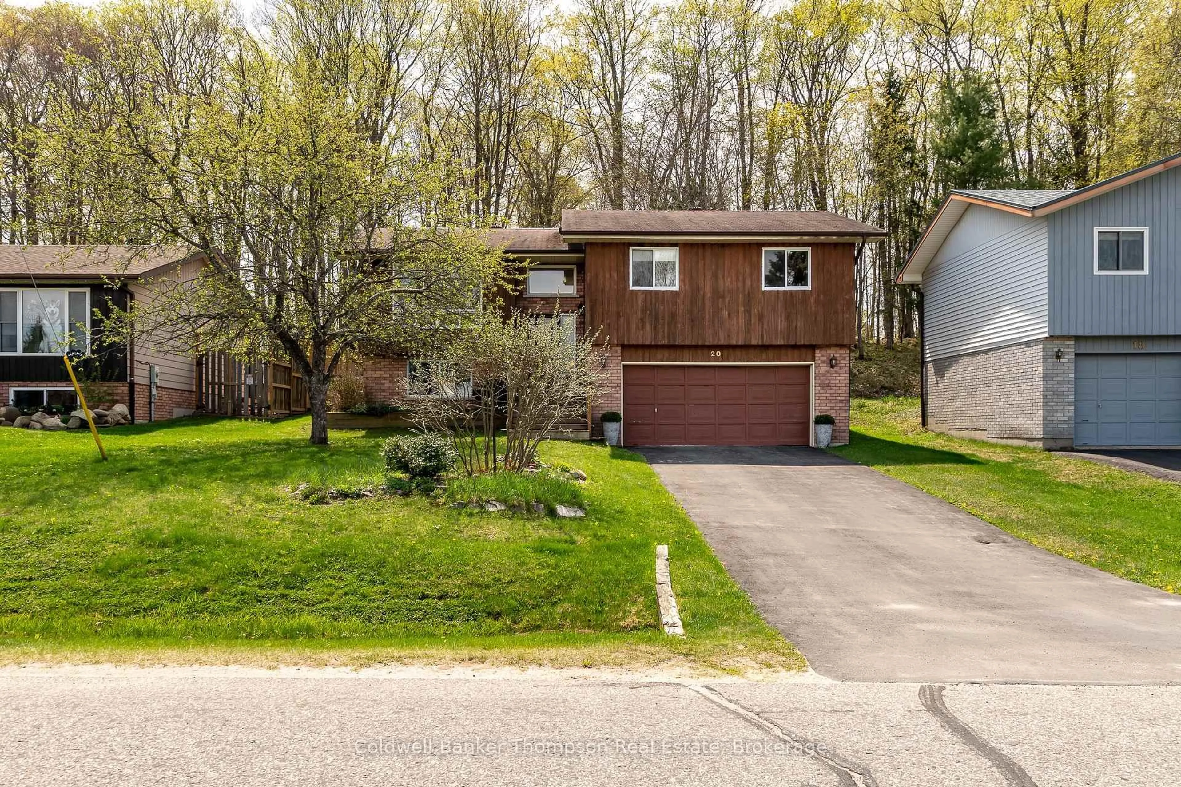 Home with brick exterior material, street for 20 Southdale Dr, Huntsville Ontario P1H 1T6