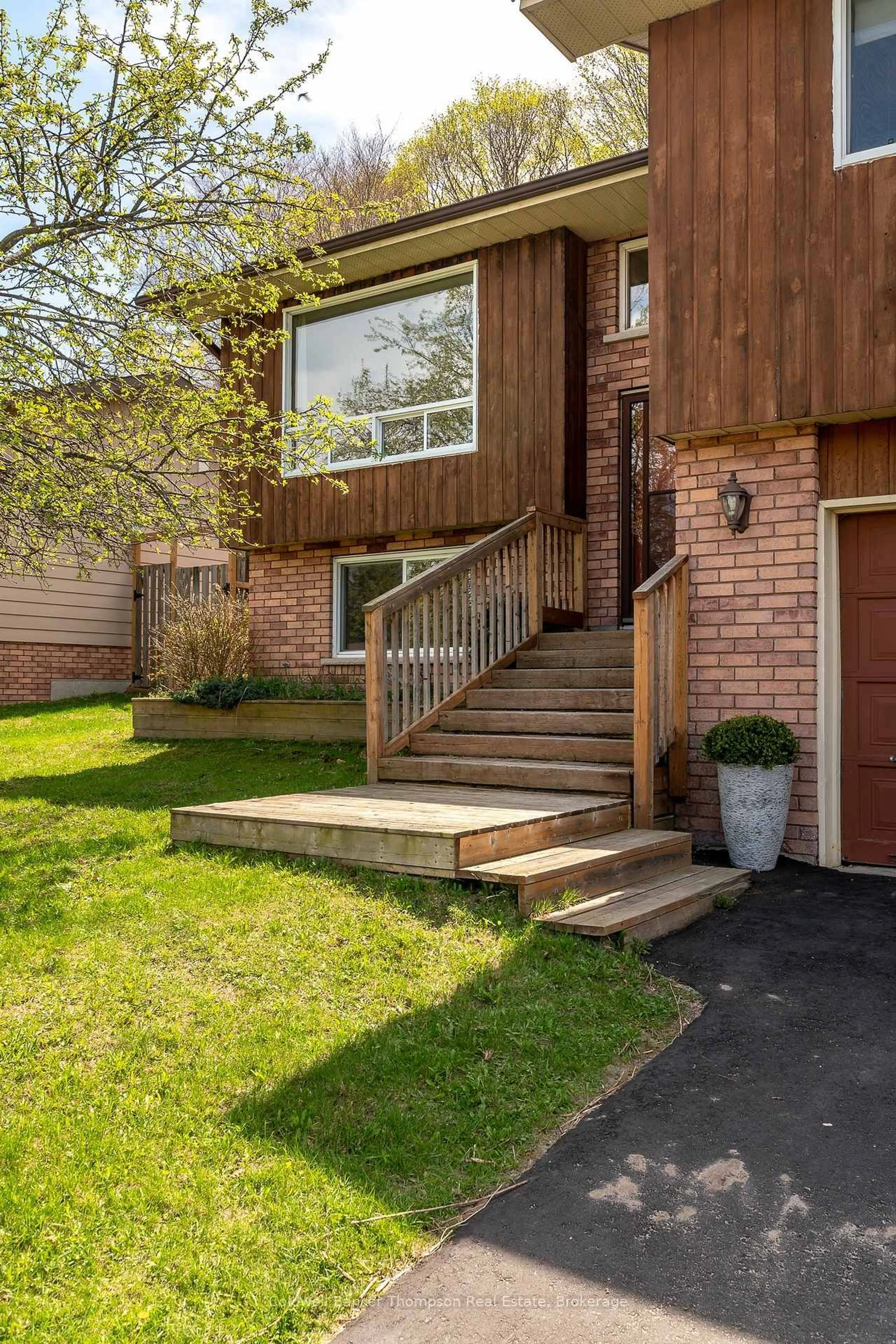 Home with brick exterior material, street for 20 Southdale Dr, Huntsville Ontario P1H 1T6