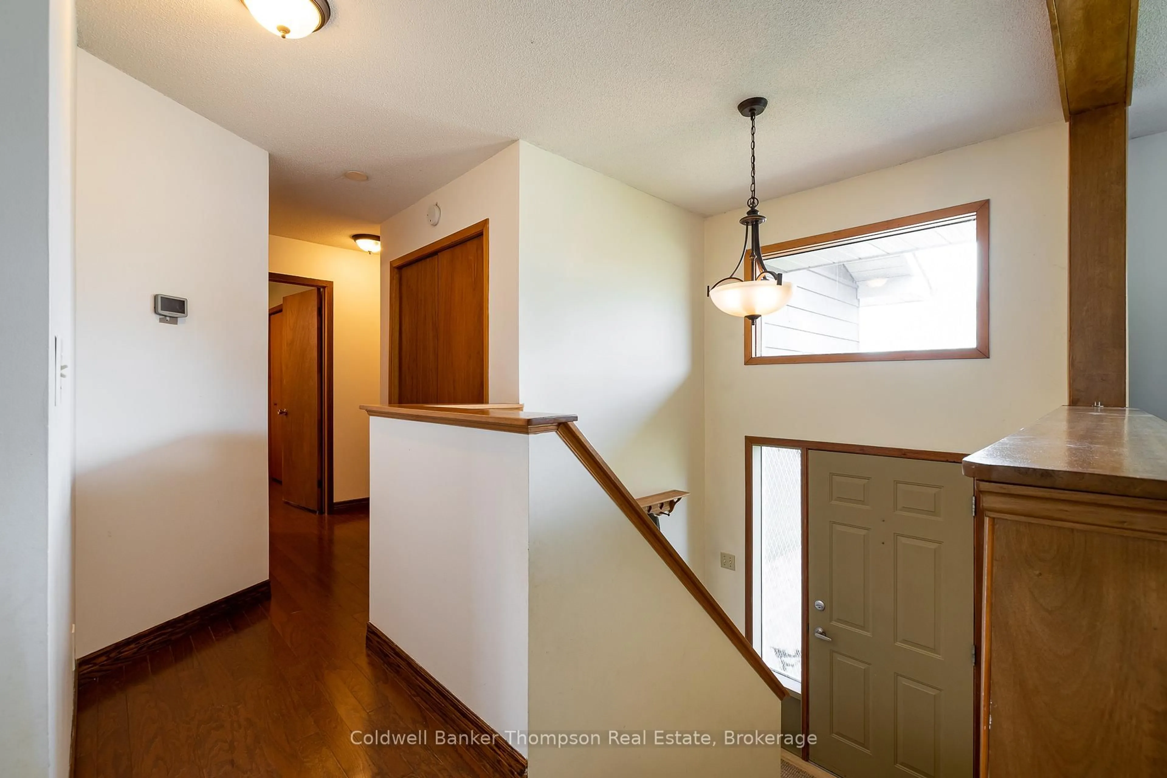 Indoor entryway for 20 Southdale Dr, Huntsville Ontario P1H 1T6