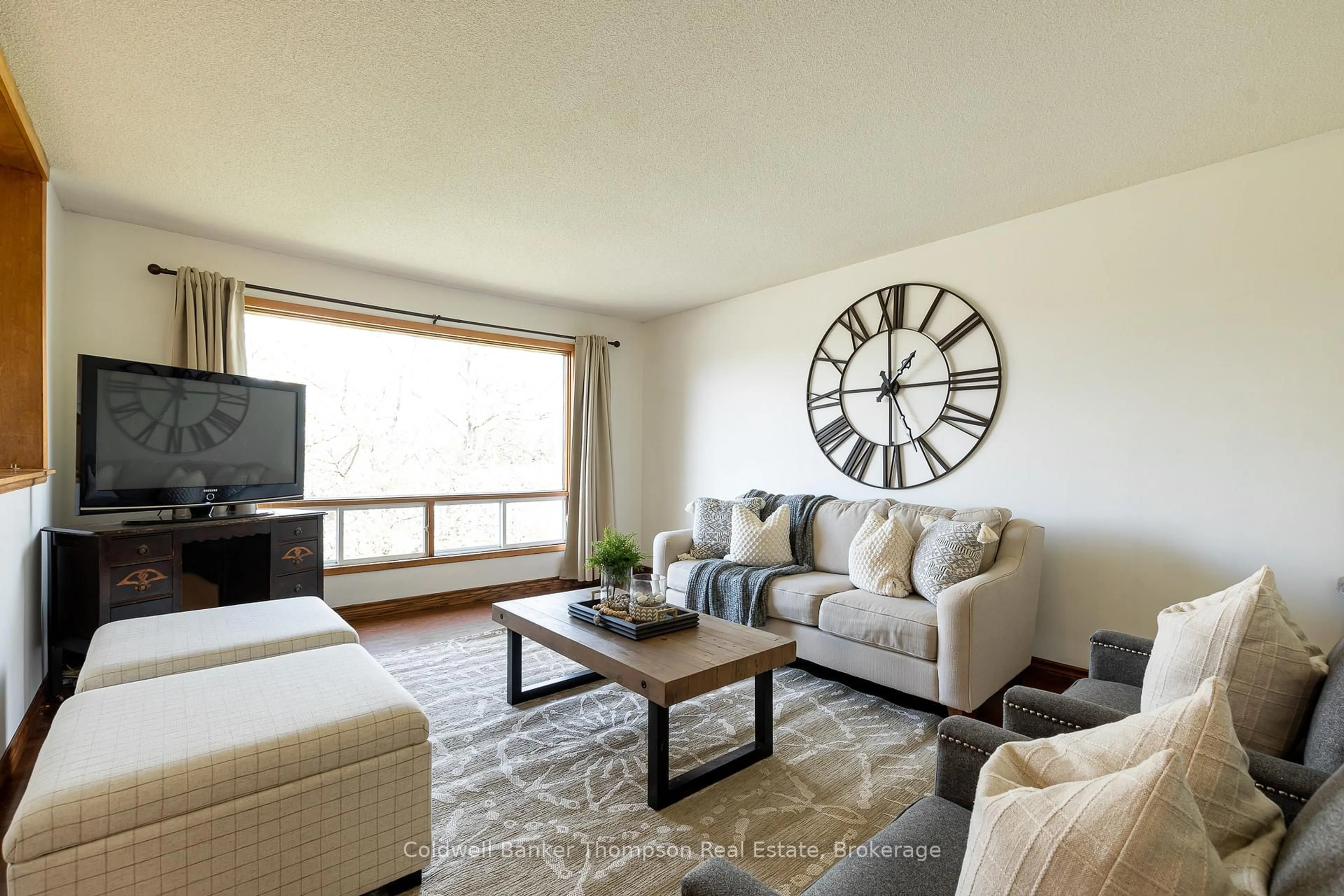 Living room with furniture, wood/laminate floor for 20 Southdale Dr, Huntsville Ontario P1H 1T6