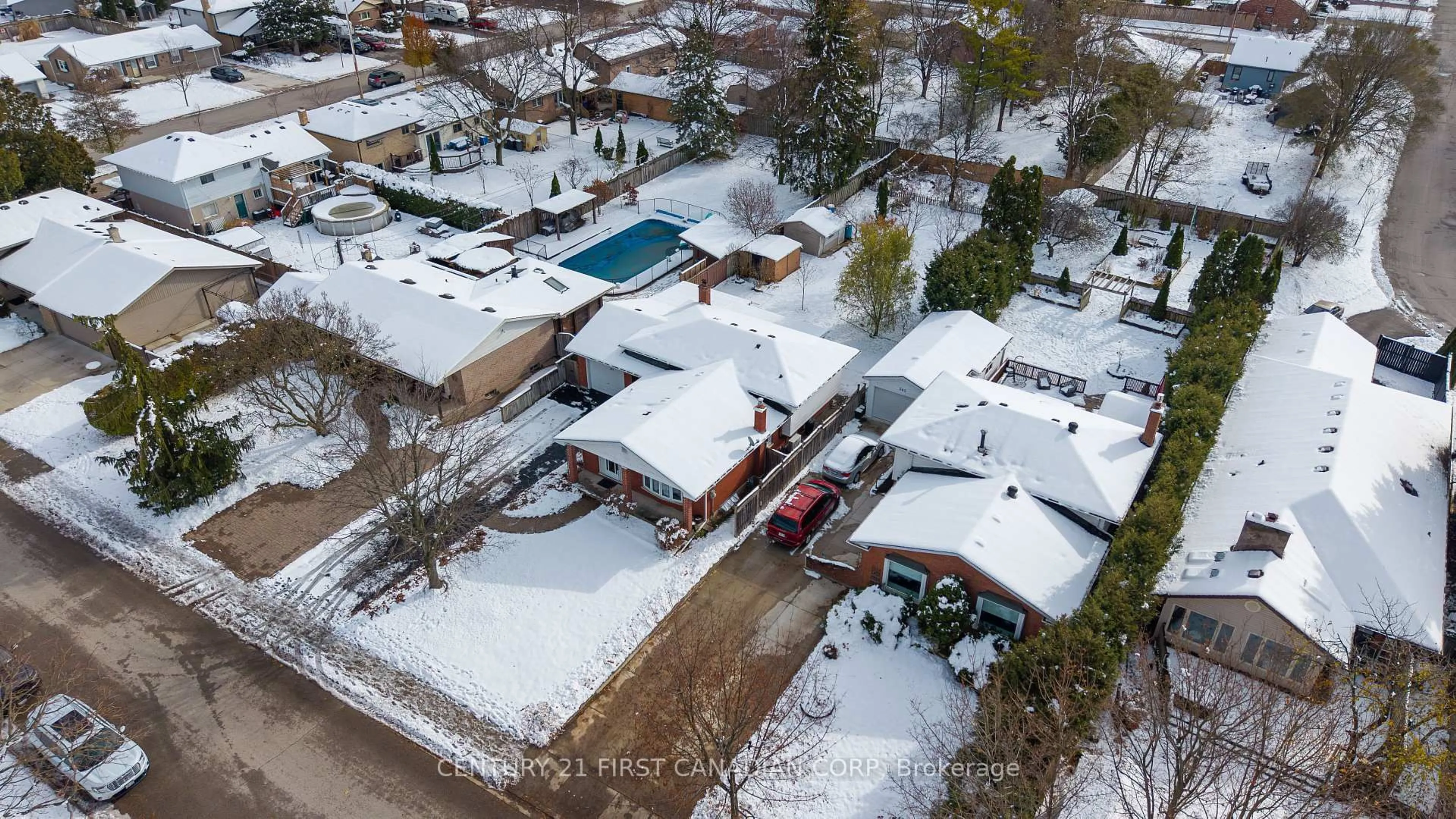 A pic from outside/outdoor area/front of a property/back of a property/a pic from drone, street for 383 Magnolia Cres, London East Ontario N5Y 4T1