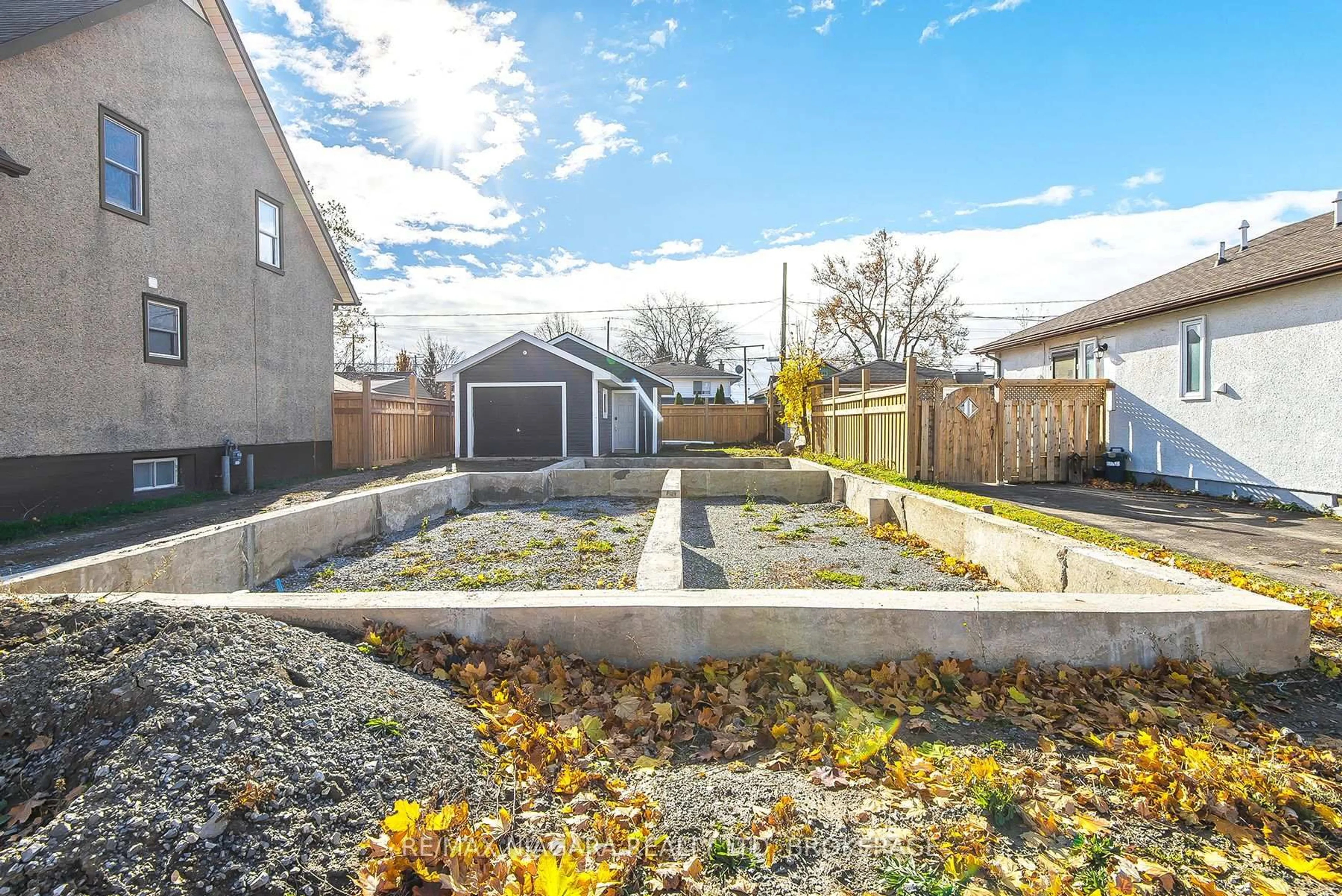 A pic from outside/outdoor area/front of a property/back of a property/a pic from drone, street for 397 Gatfield Ave, Welland Ontario L3B 5B1