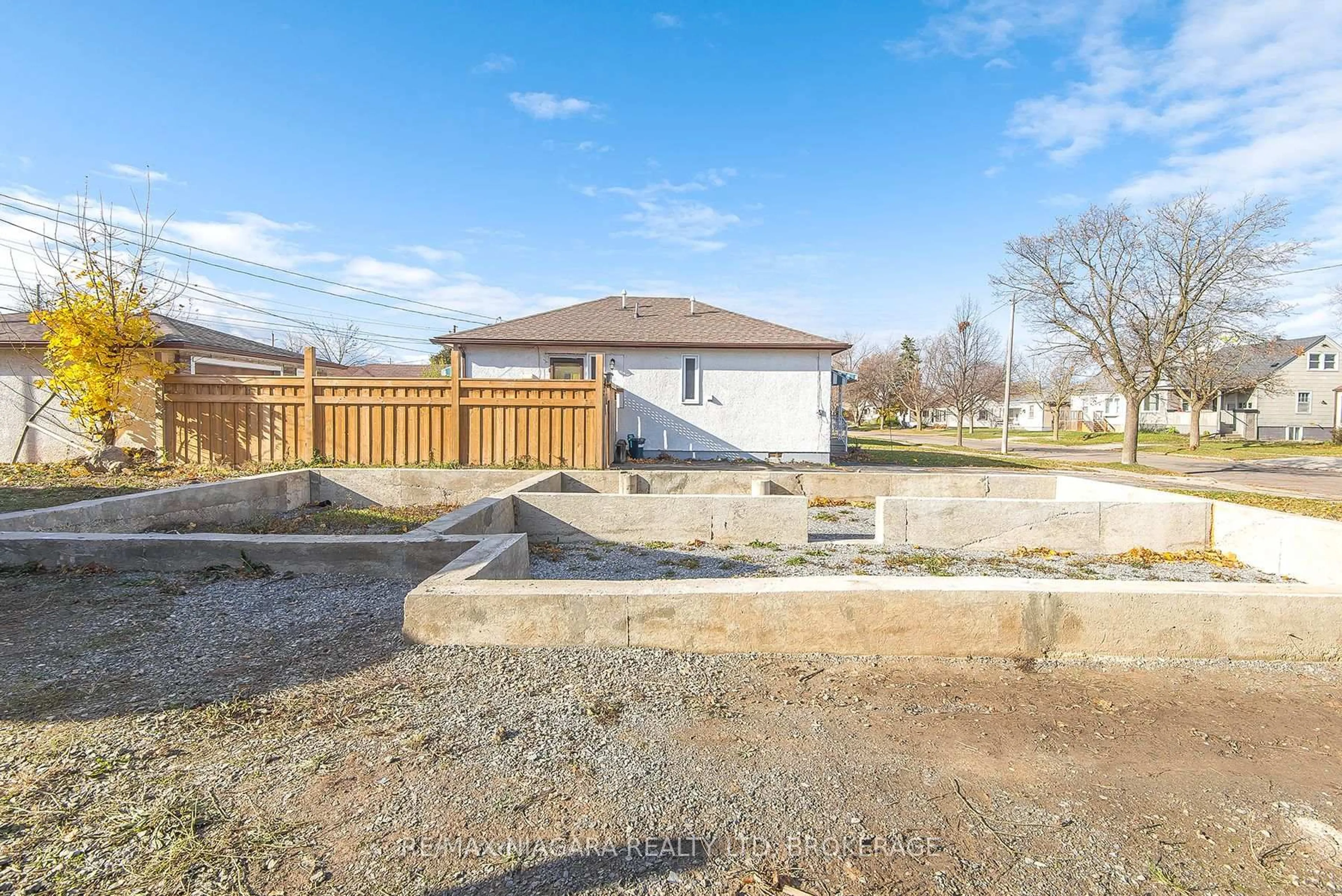 A pic from outside/outdoor area/front of a property/back of a property/a pic from drone, unknown for 397 Gatfield Ave, Welland Ontario L3B 5B1