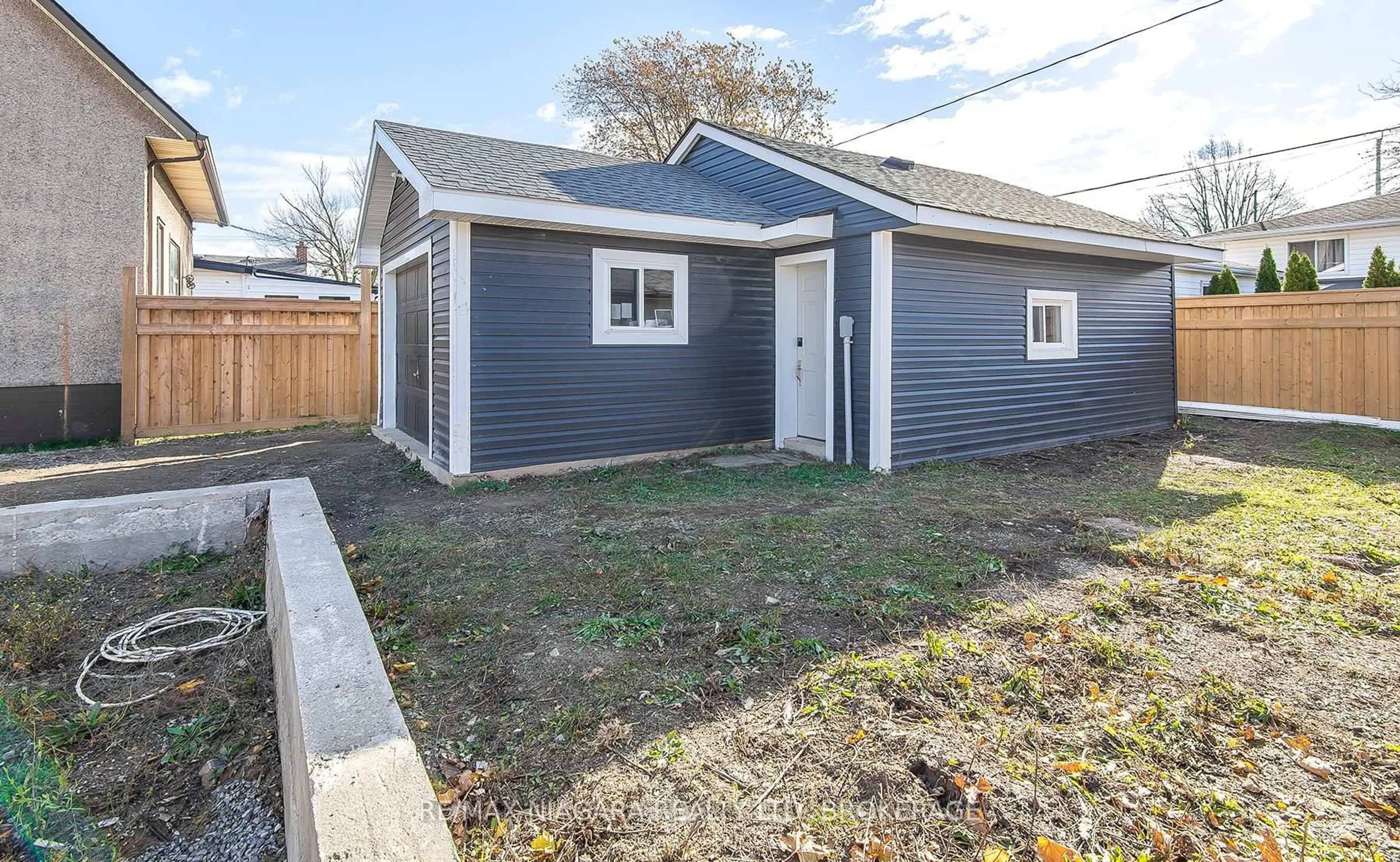 Home with vinyl exterior material, street for 397 Gatfield Ave, Welland Ontario L3B 5B1