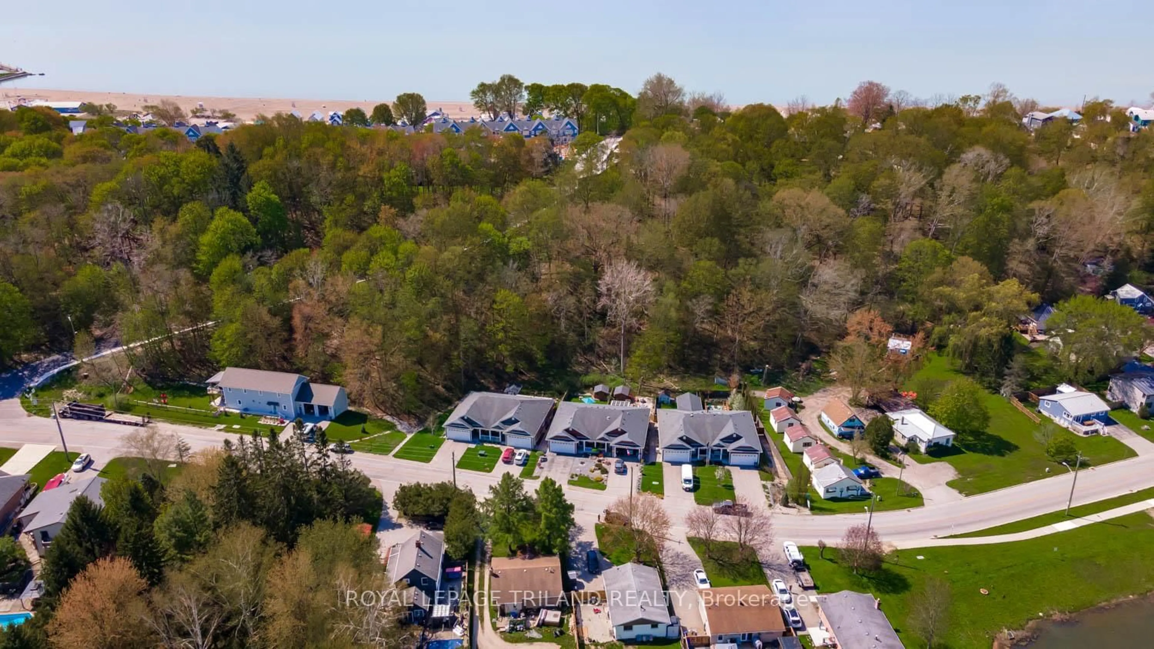A pic from outside/outdoor area/front of a property/back of a property/a pic from drone, street for 374 George St, Central Elgin Ontario N5L 1G4