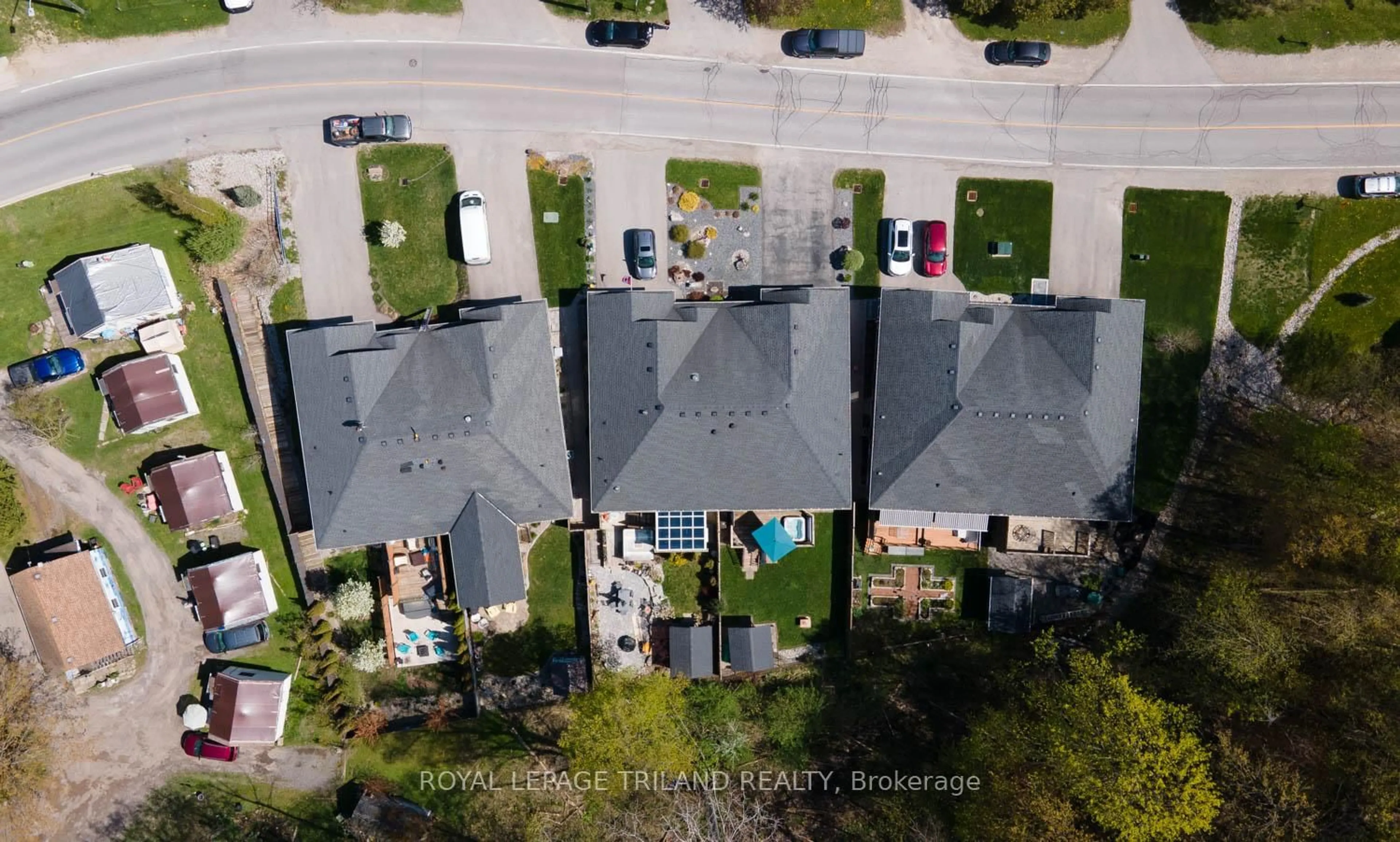A pic from outside/outdoor area/front of a property/back of a property/a pic from drone, unknown for 374 George St, Central Elgin Ontario N5L 1G4