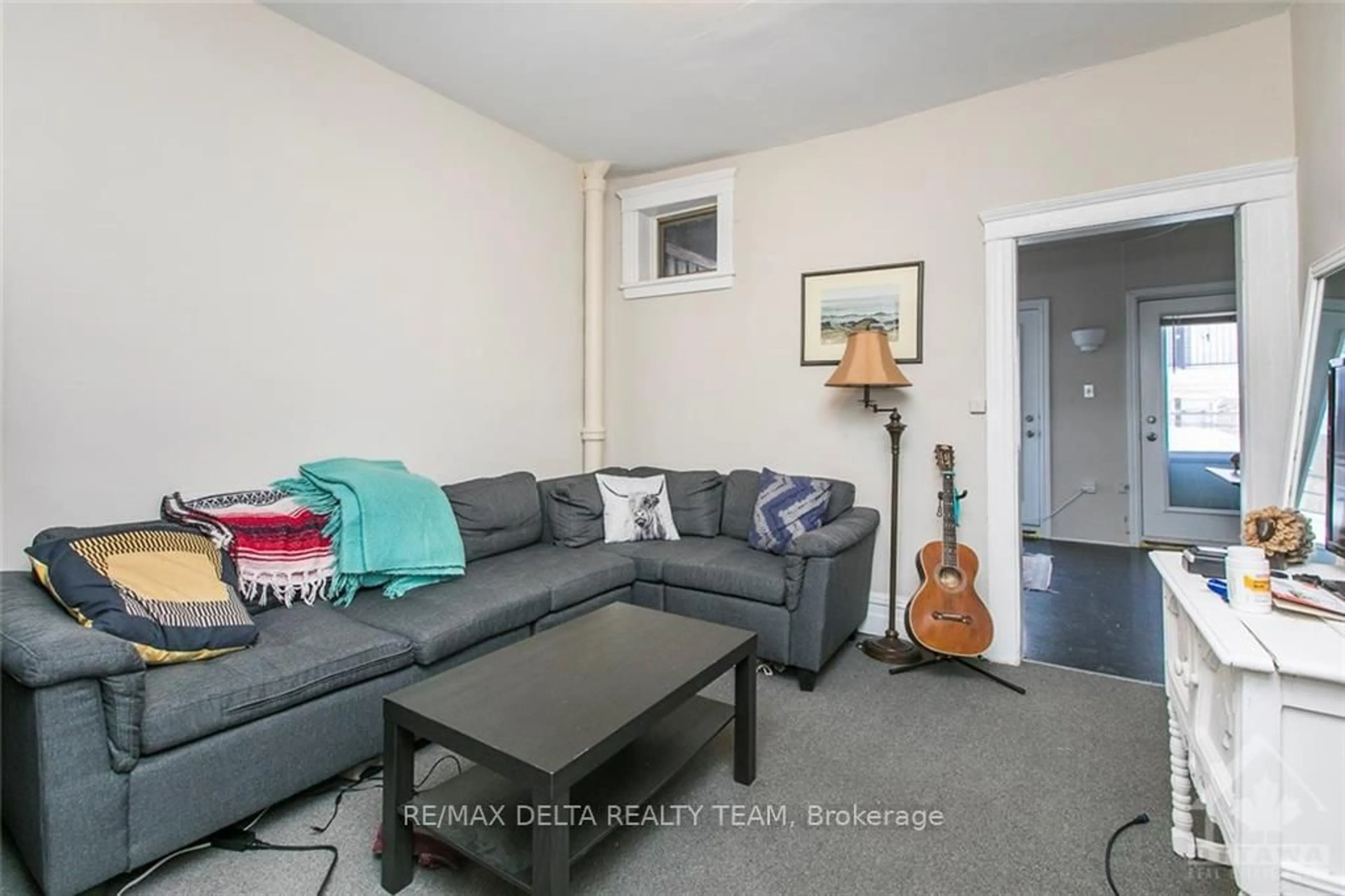 Living room with furniture, unknown for 27 Perkins St, Ottawa Ontario K1R 7G4