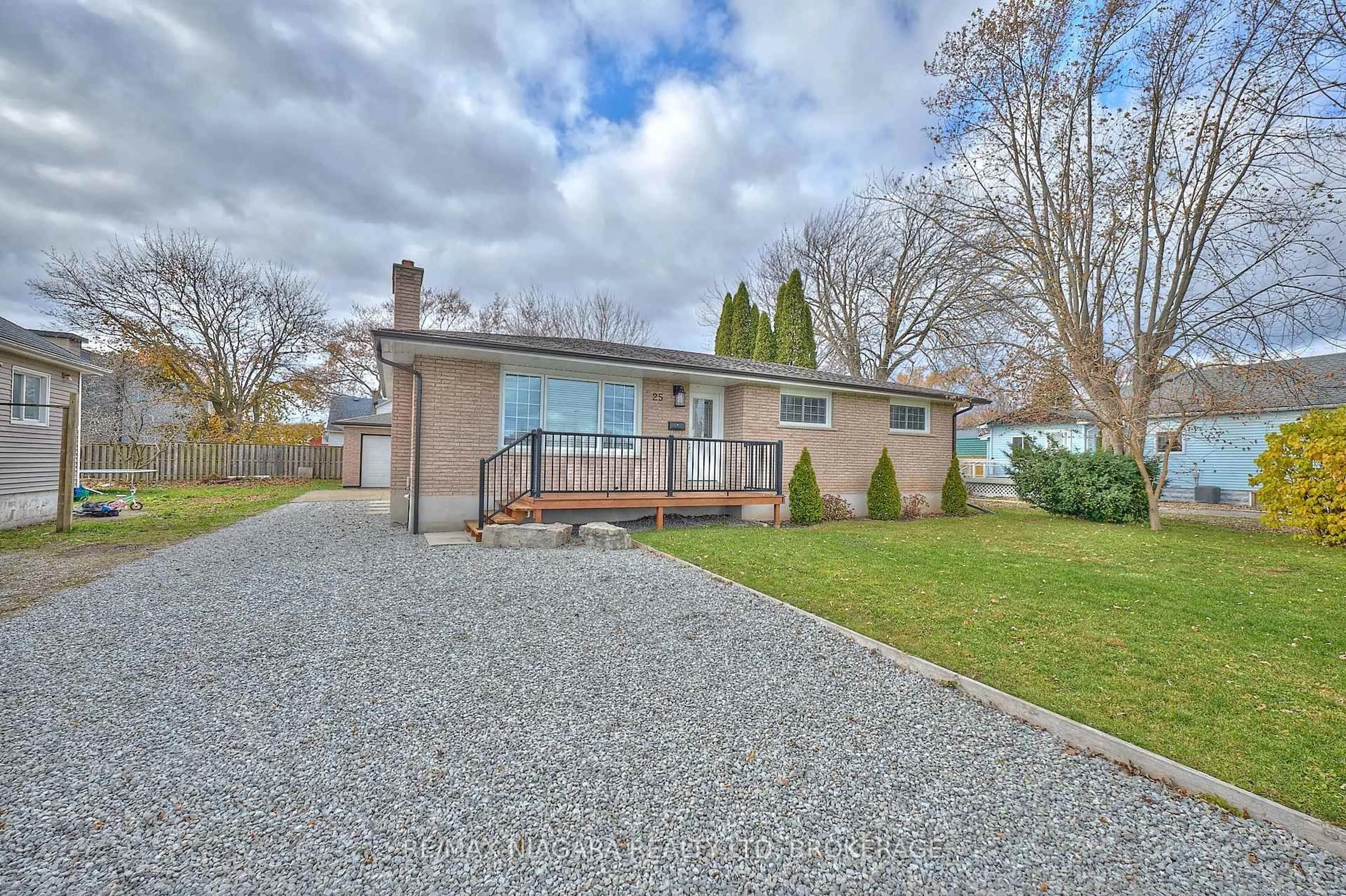 A pic from outside/outdoor area/front of a property/back of a property/a pic from drone, street for 25 Rice Rd, Welland Ontario L3C 2V4