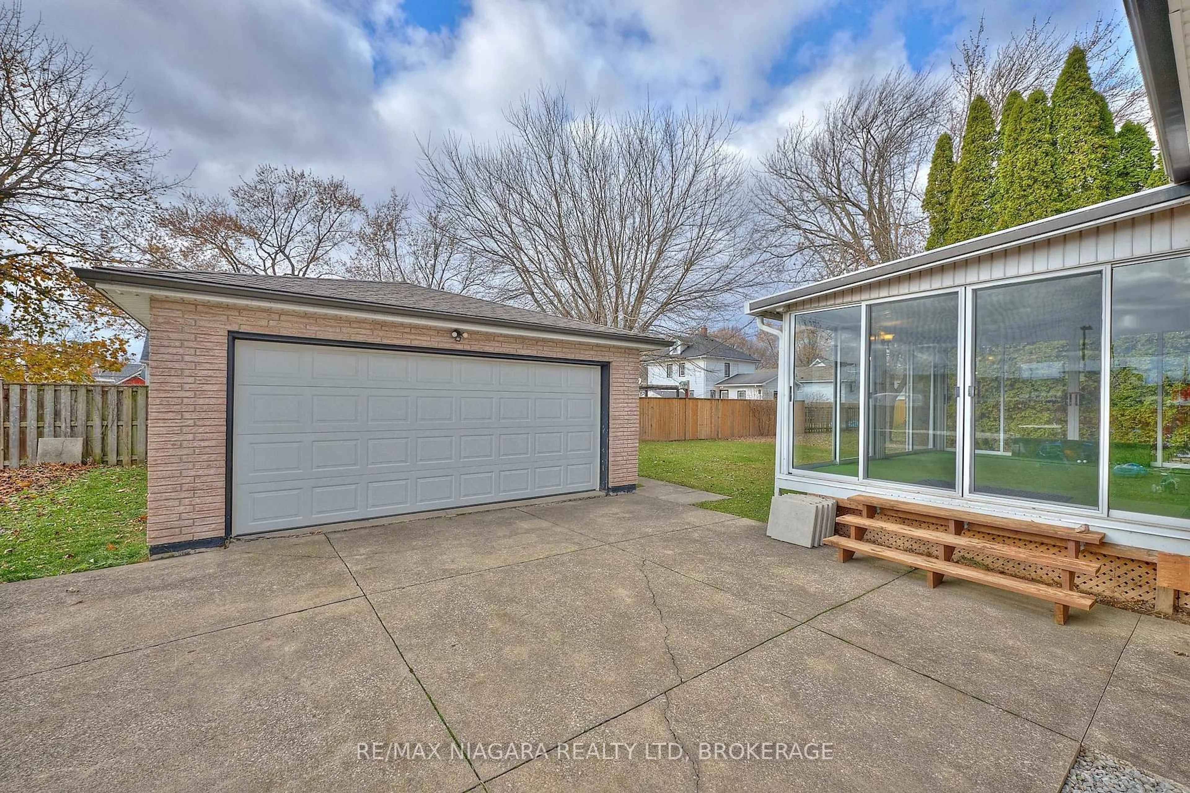 Indoor garage for 25 Rice Rd, Welland Ontario L3C 2V4