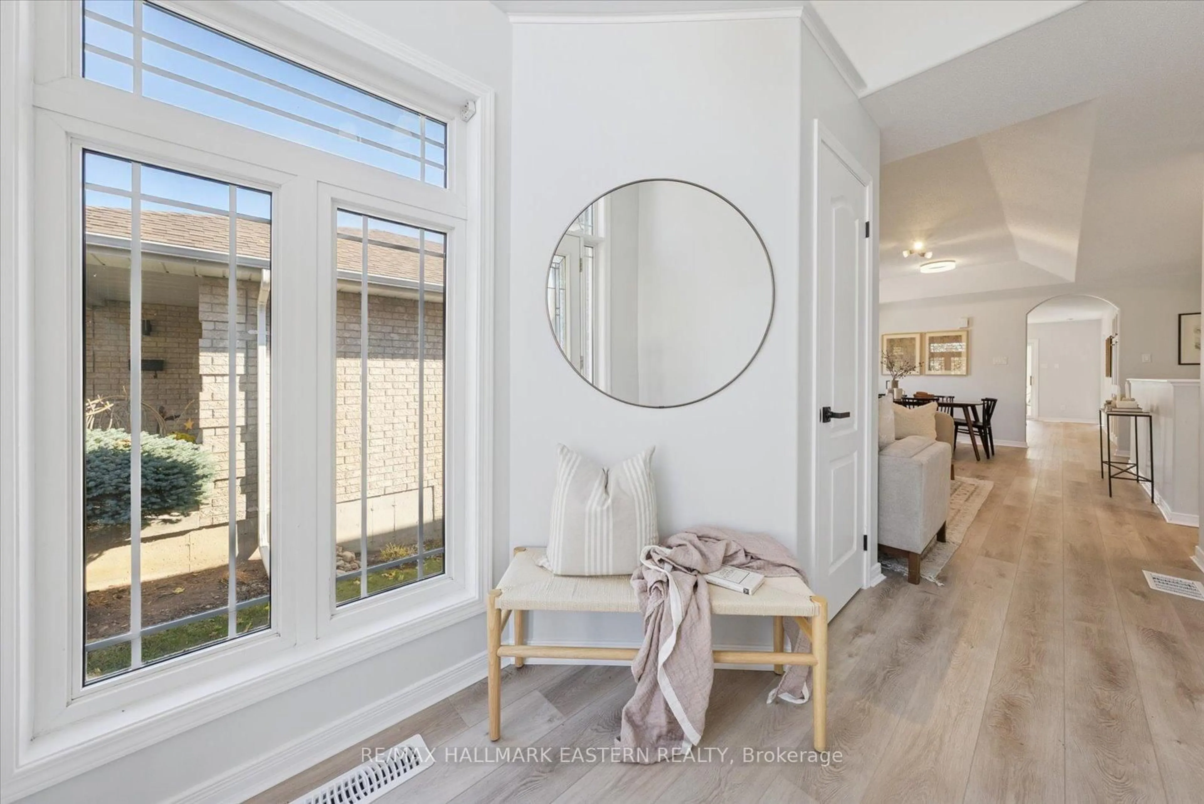 Indoor entryway for 2431 Marsdale Dr, Peterborough Ontario K9L 1Z3