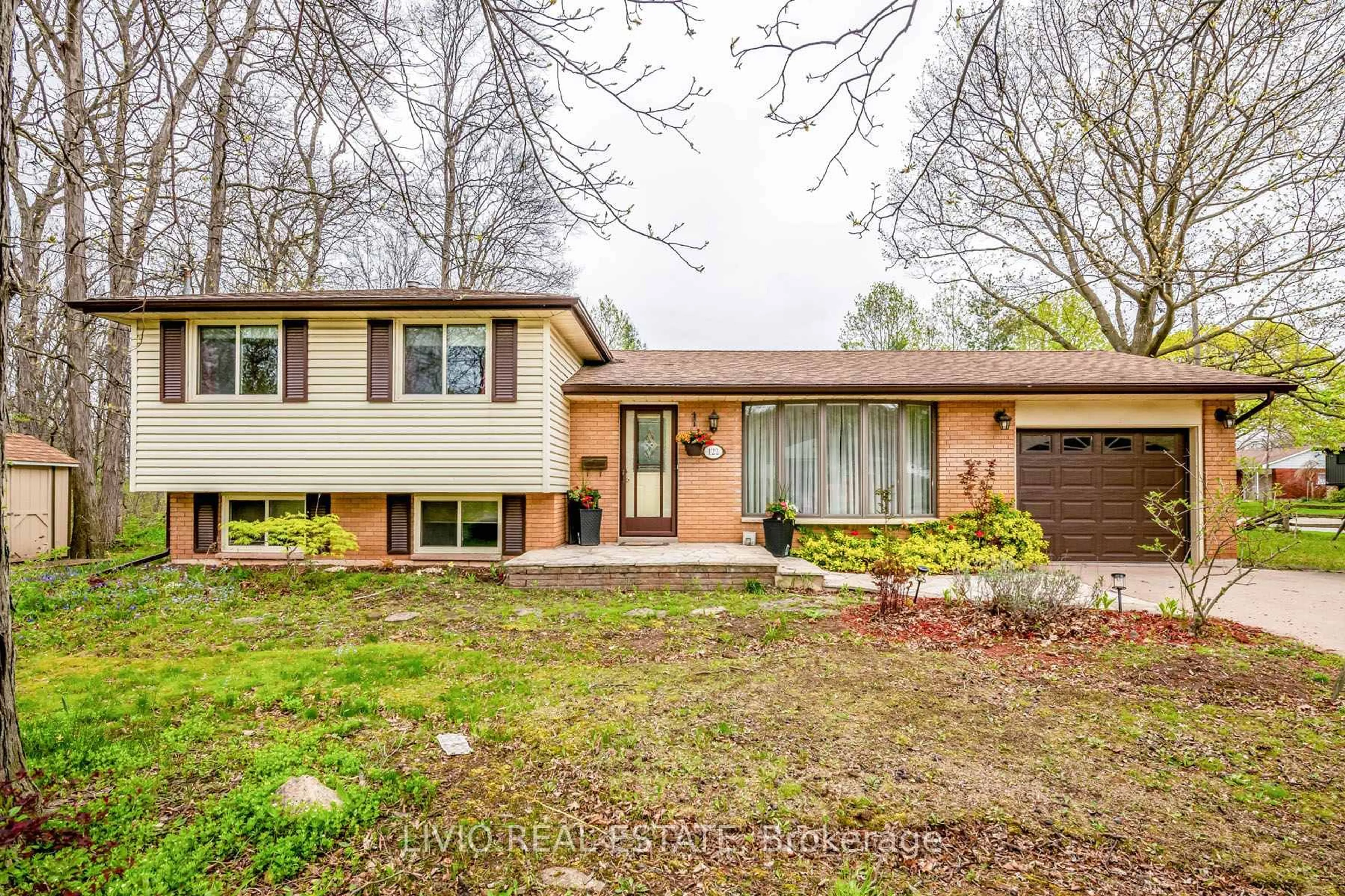 Home with brick exterior material, street for 122 Forest Hill Rd, Grimsby Ontario L3M 1A3