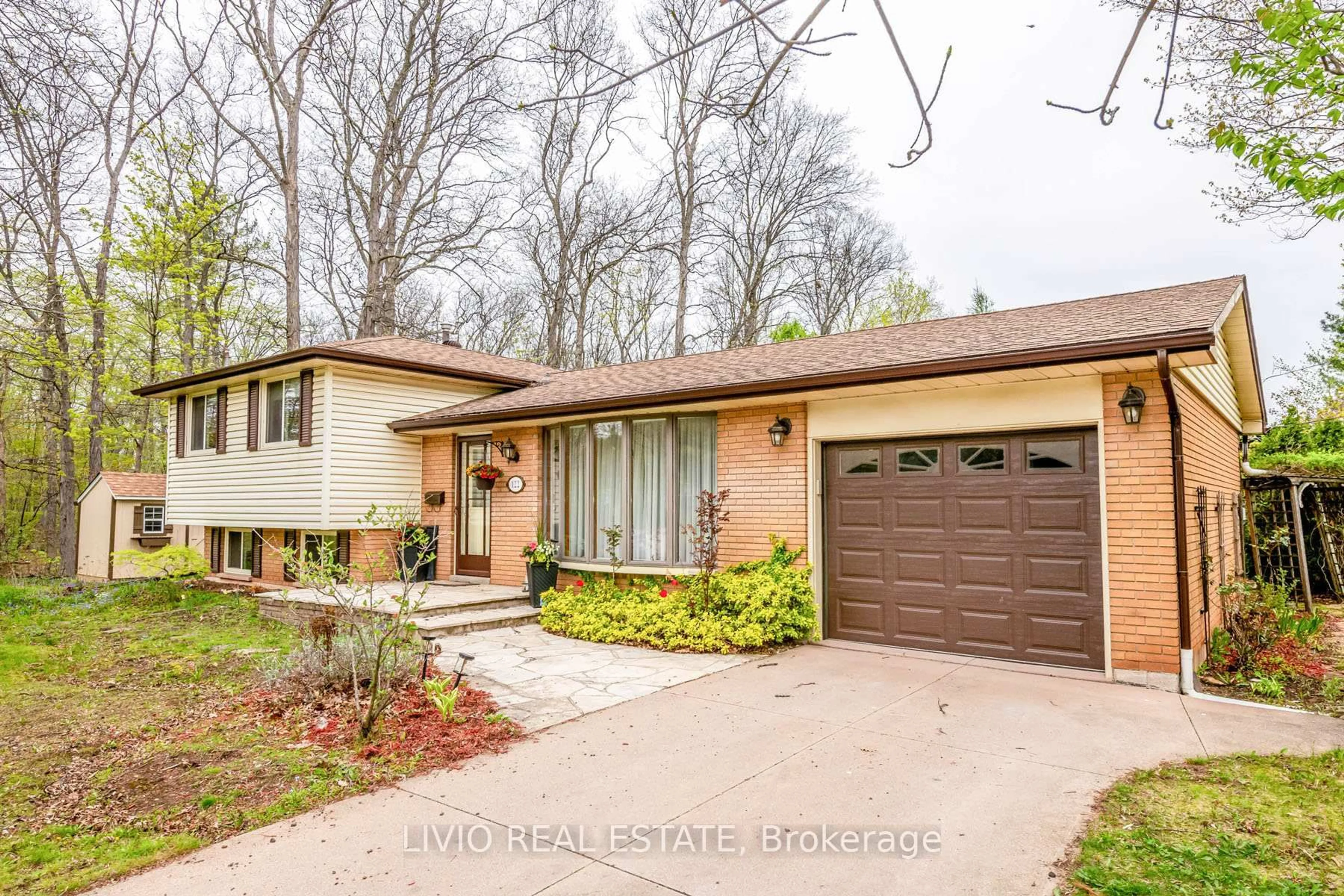 Home with brick exterior material, street for 122 Forest Hill Rd, Grimsby Ontario L3M 1A3