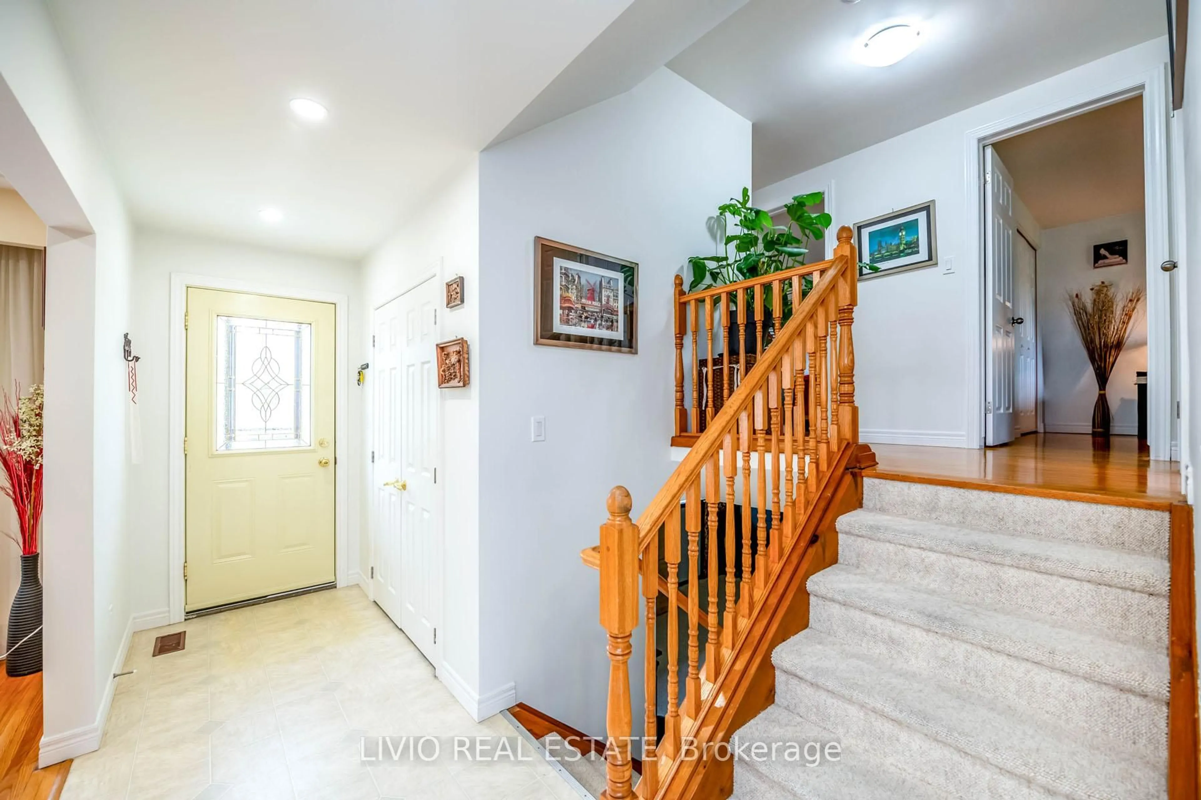 Indoor foyer for 122 Forest Hill Rd, Grimsby Ontario L3M 1A3