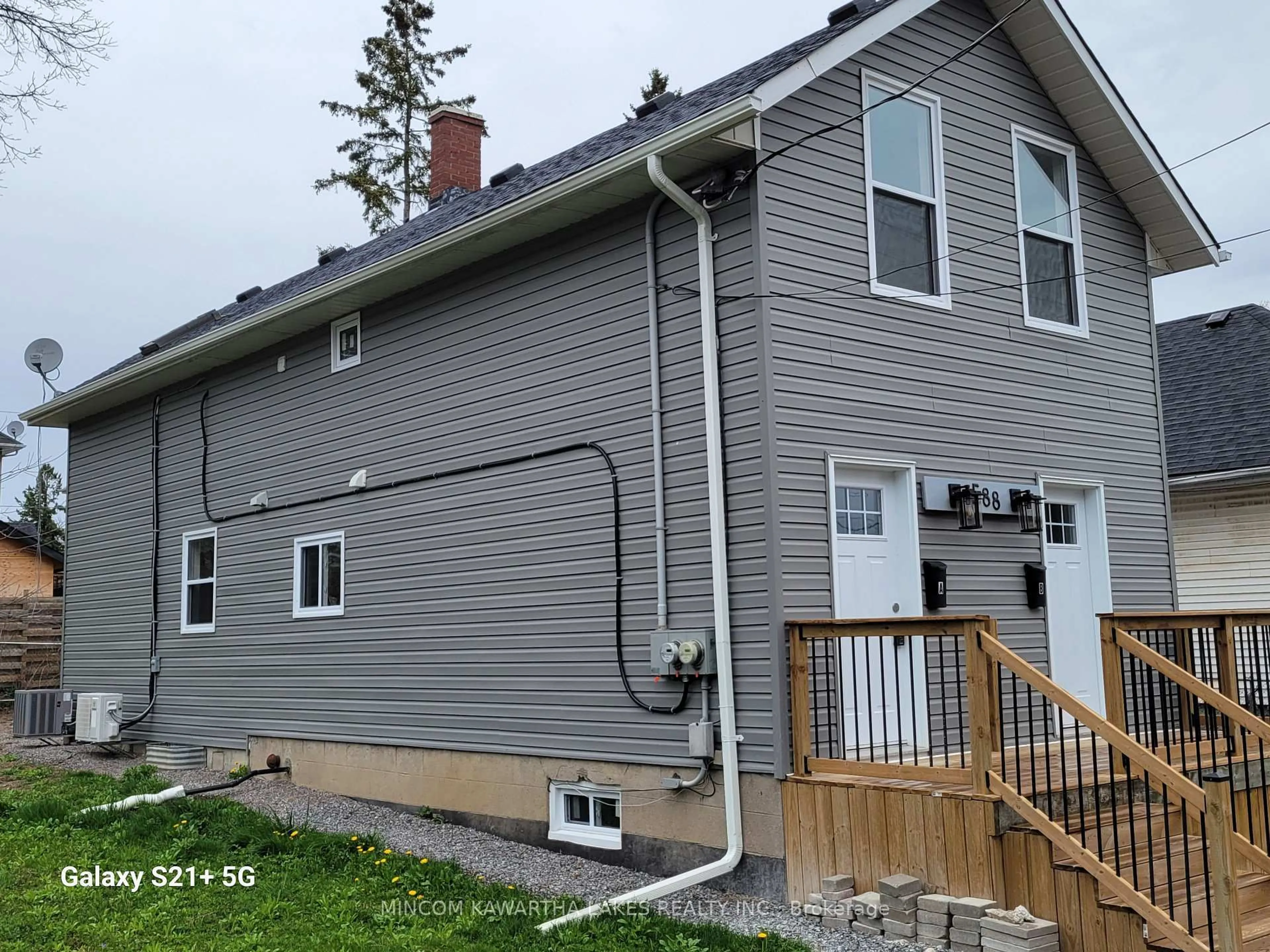Home with vinyl exterior material, unknown for 588 Wolfe St, Peterborough Ontario K9J 2L8