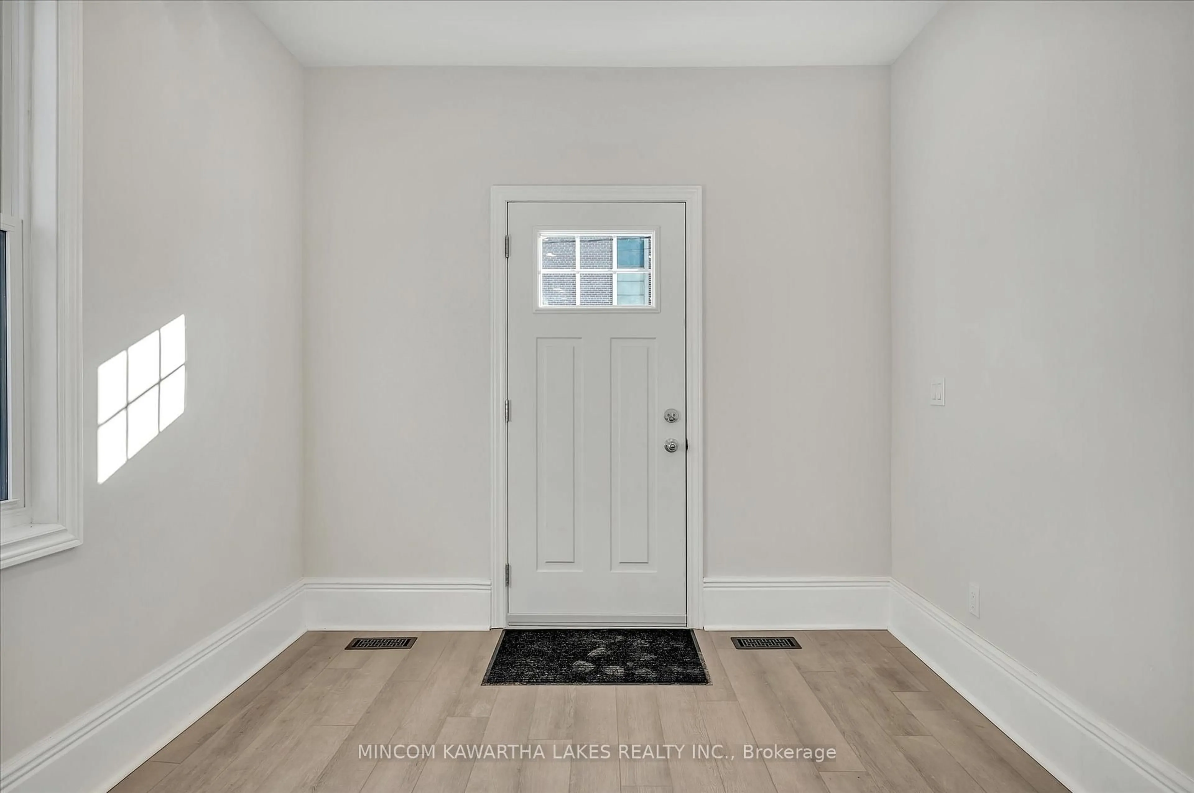 Indoor entryway for 588 Wolfe St, Peterborough Ontario K9J 2L8