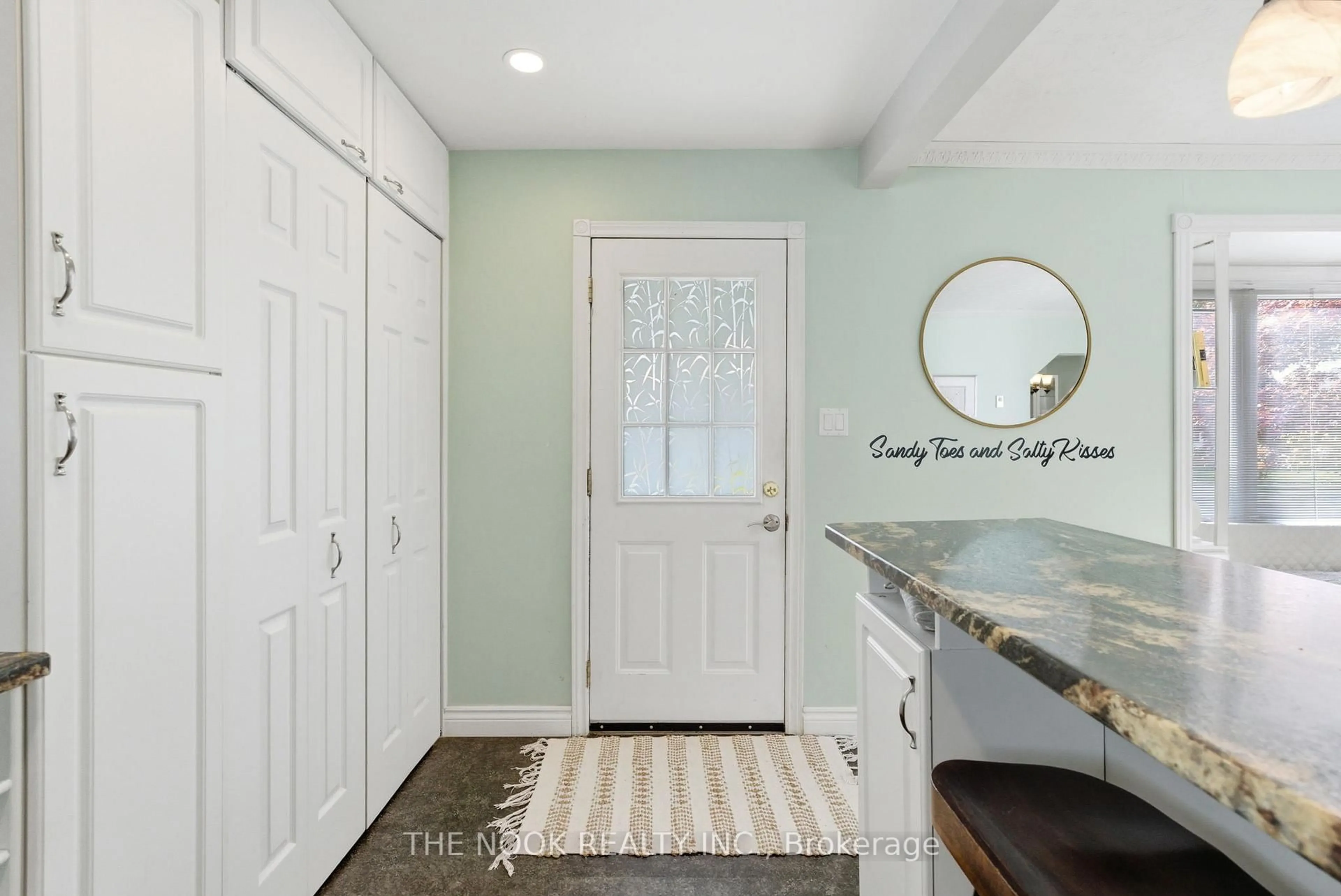 Indoor entryway for 518 Rose Ave, Peterborough Ontario K9J 4E7