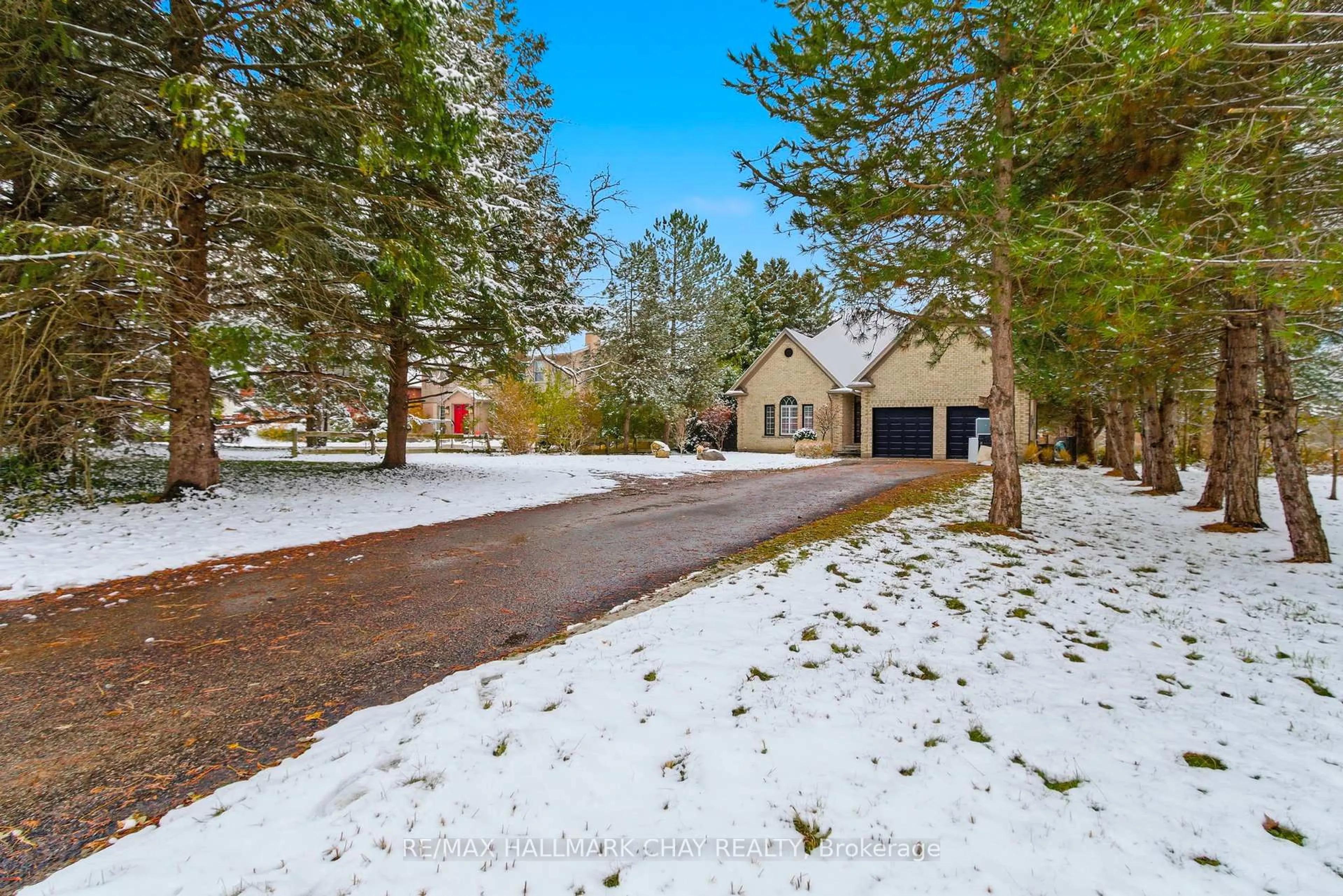 A pic from outside/outdoor area/front of a property/back of a property/a pic from drone, unknown for 1401 Westdel Bourne Dr, London South Ontario N6K 4R1