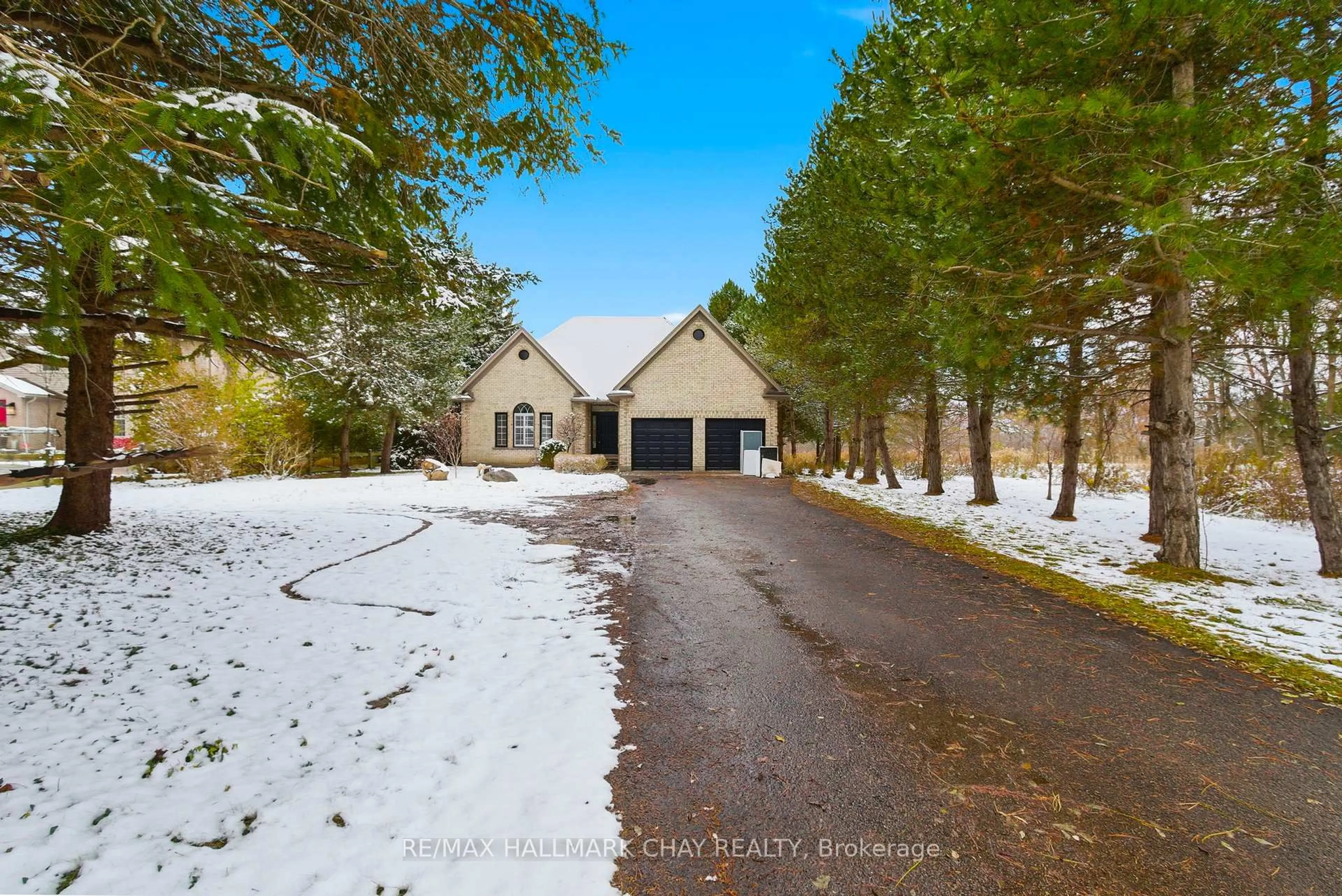 A pic from outside/outdoor area/front of a property/back of a property/a pic from drone, street for 1401 Westdel Bourne Dr, London South Ontario N6K 4R1