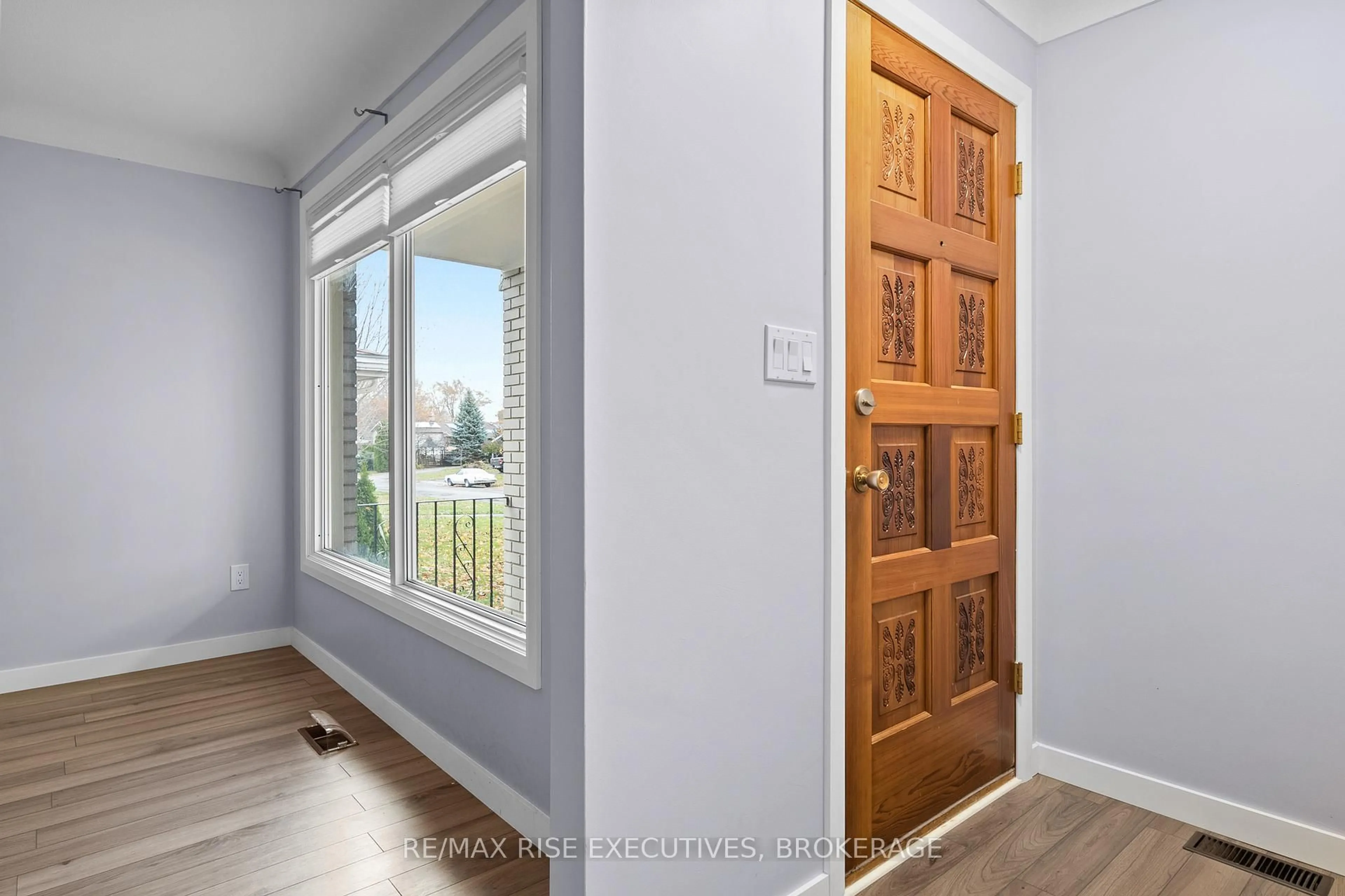 Indoor entryway for 802 Haverhill Dr, Kingston Ontario K7M 4V2