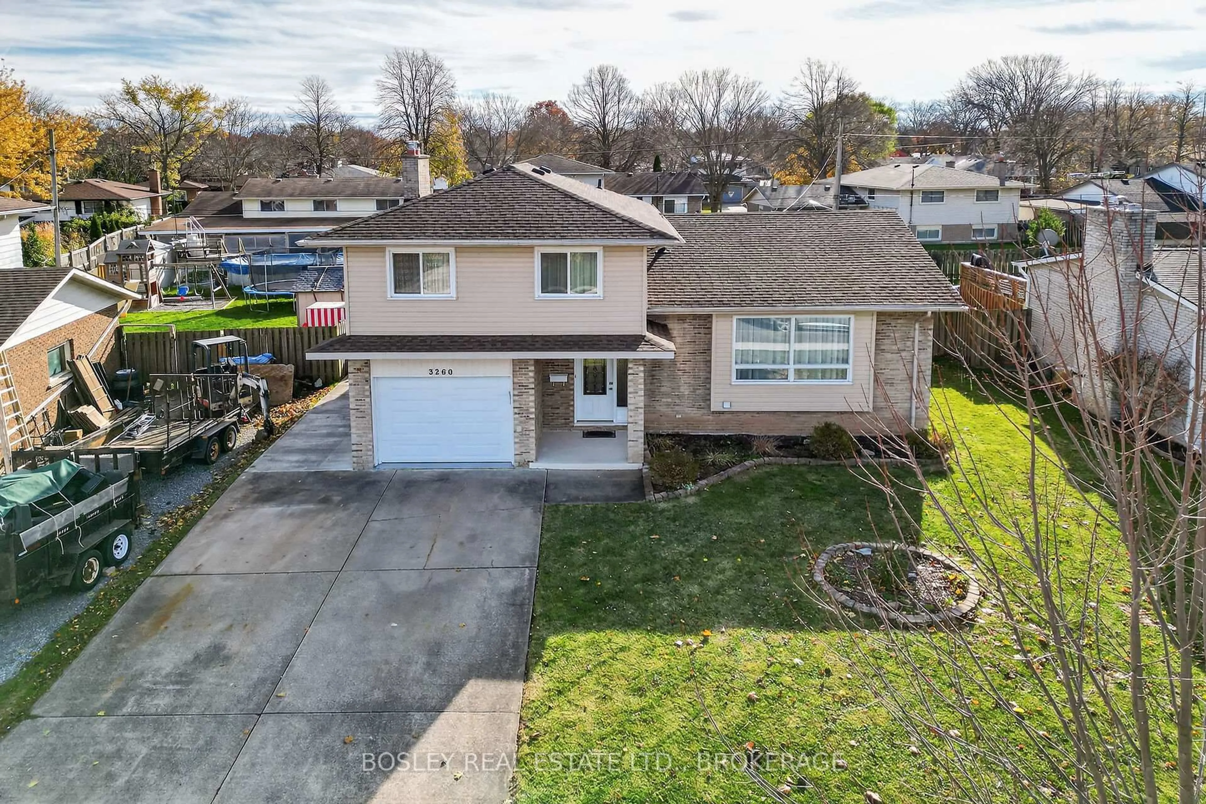 A pic from outside/outdoor area/front of a property/back of a property/a pic from drone, street for 3260 Harleyford Cres, Niagara Falls Ontario L2G 7K8
