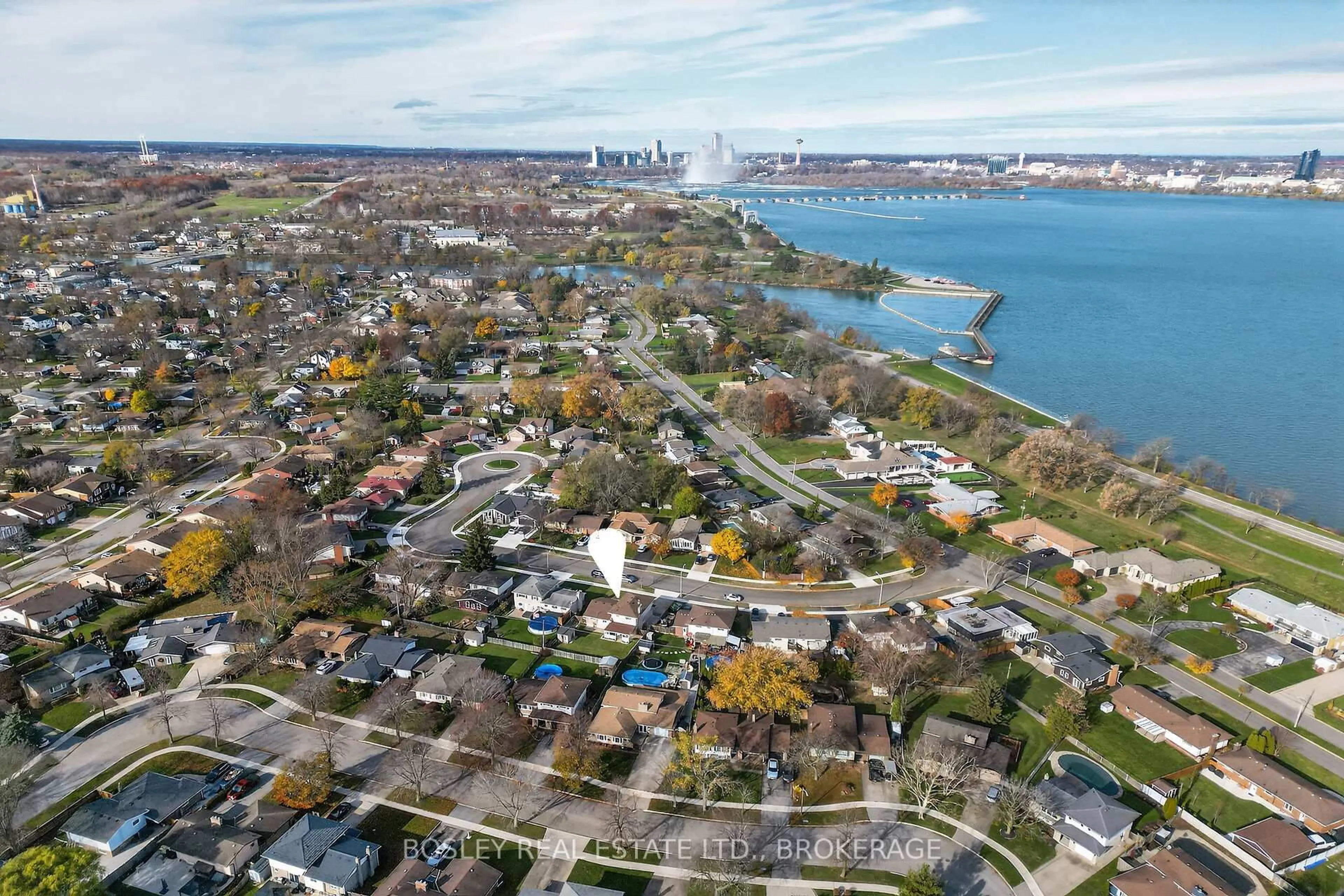 A pic from outside/outdoor area/front of a property/back of a property/a pic from drone, water/lake/river/ocean view for 3260 Harleyford Cres, Niagara Falls Ontario L2G 7K8