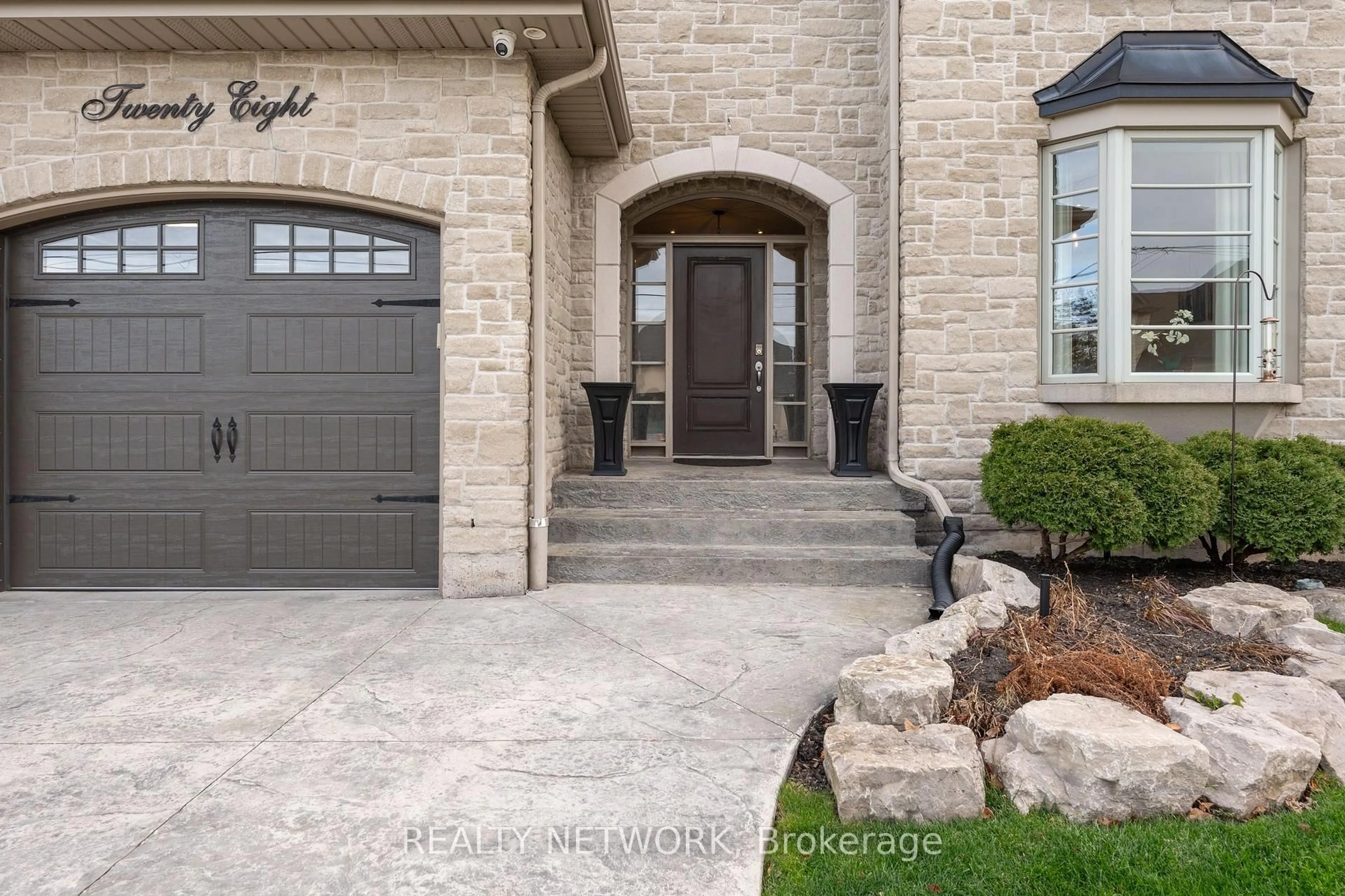 Unknown for 28 Southmeadow Cres, Hamilton Ontario L8G 3E5