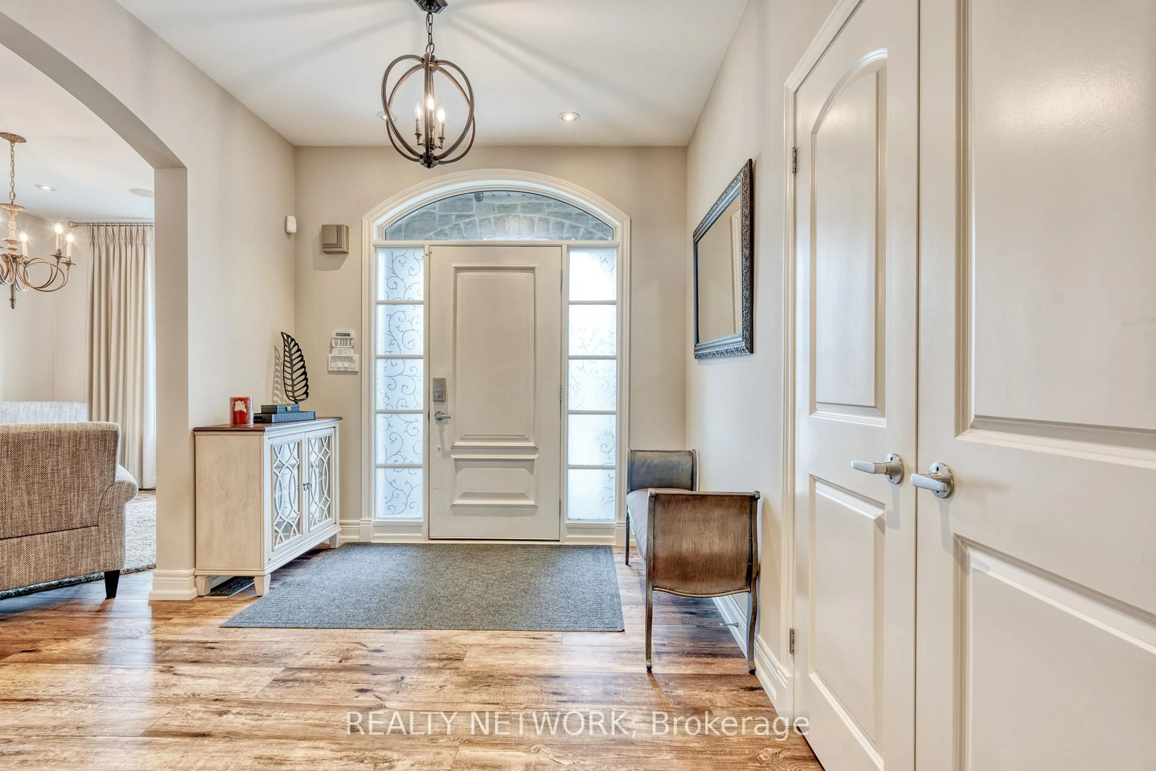 Indoor entryway for 28 Southmeadow Cres, Hamilton Ontario L8G 3E5