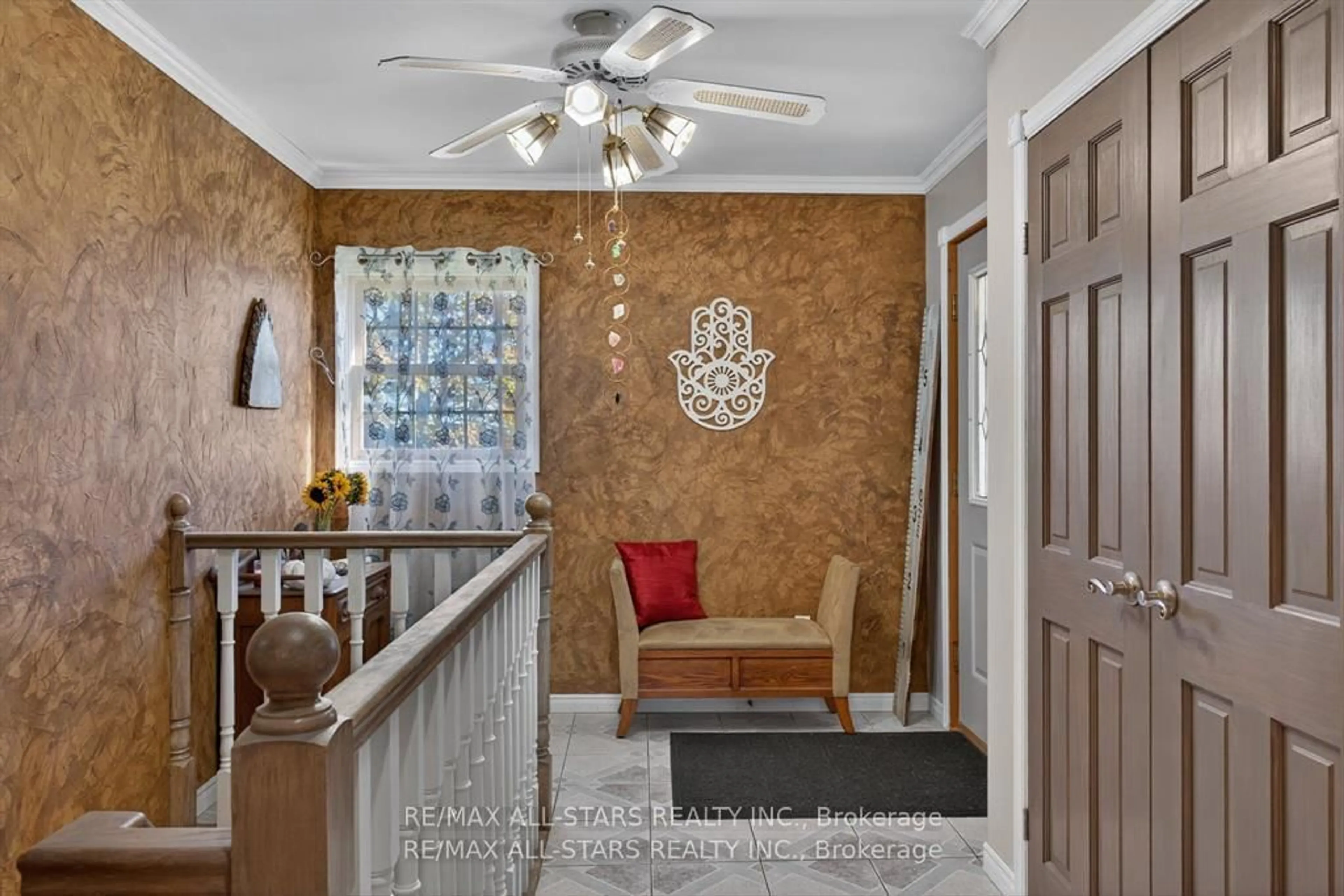 Indoor entryway for 291 Angeline St, Kawartha Lakes Ontario K9V 4R1