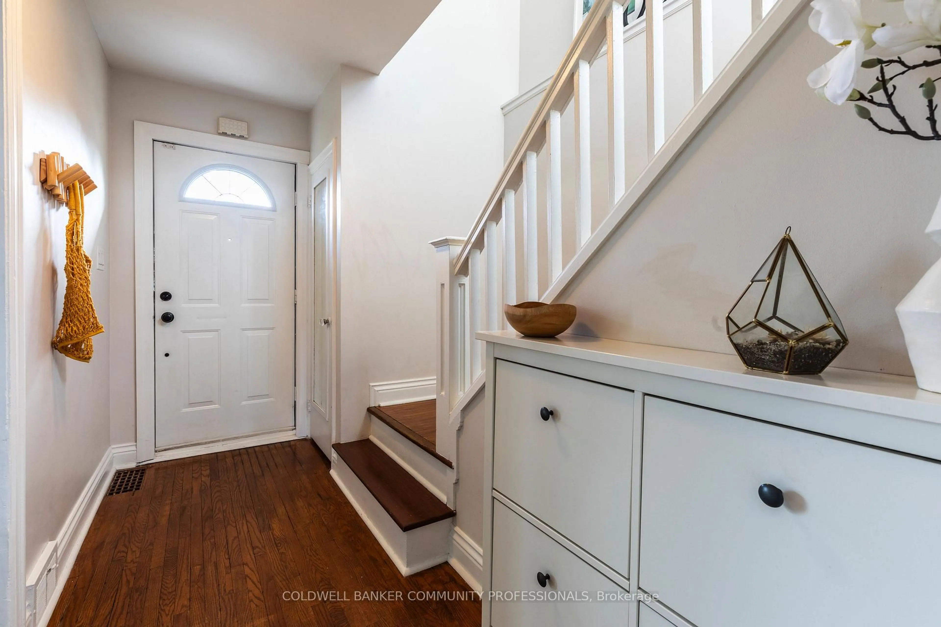 Indoor entryway for 62 Cloverdale Ave, Hamilton Ontario L8K 4M1