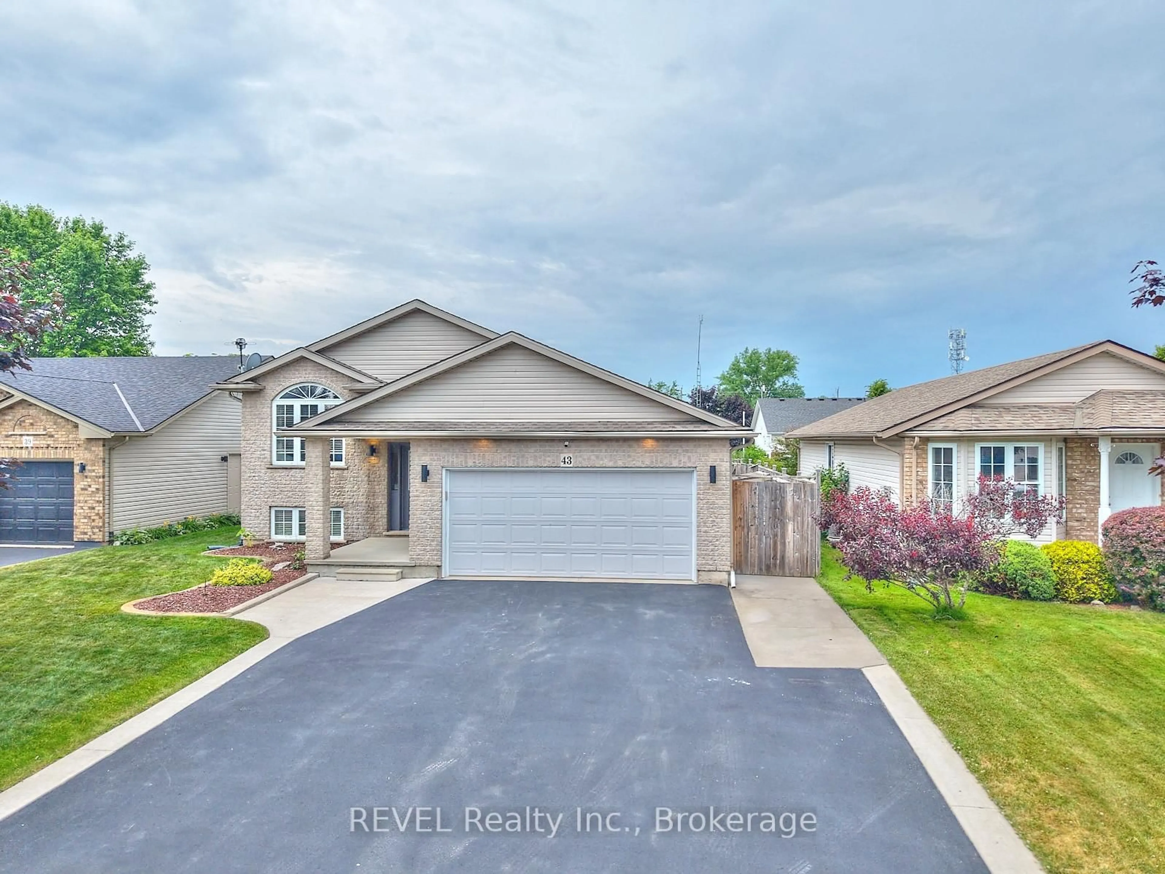 Home with brick exterior material, street for 43 Rochelle Cres, Fort Erie Ontario L0S 1N0
