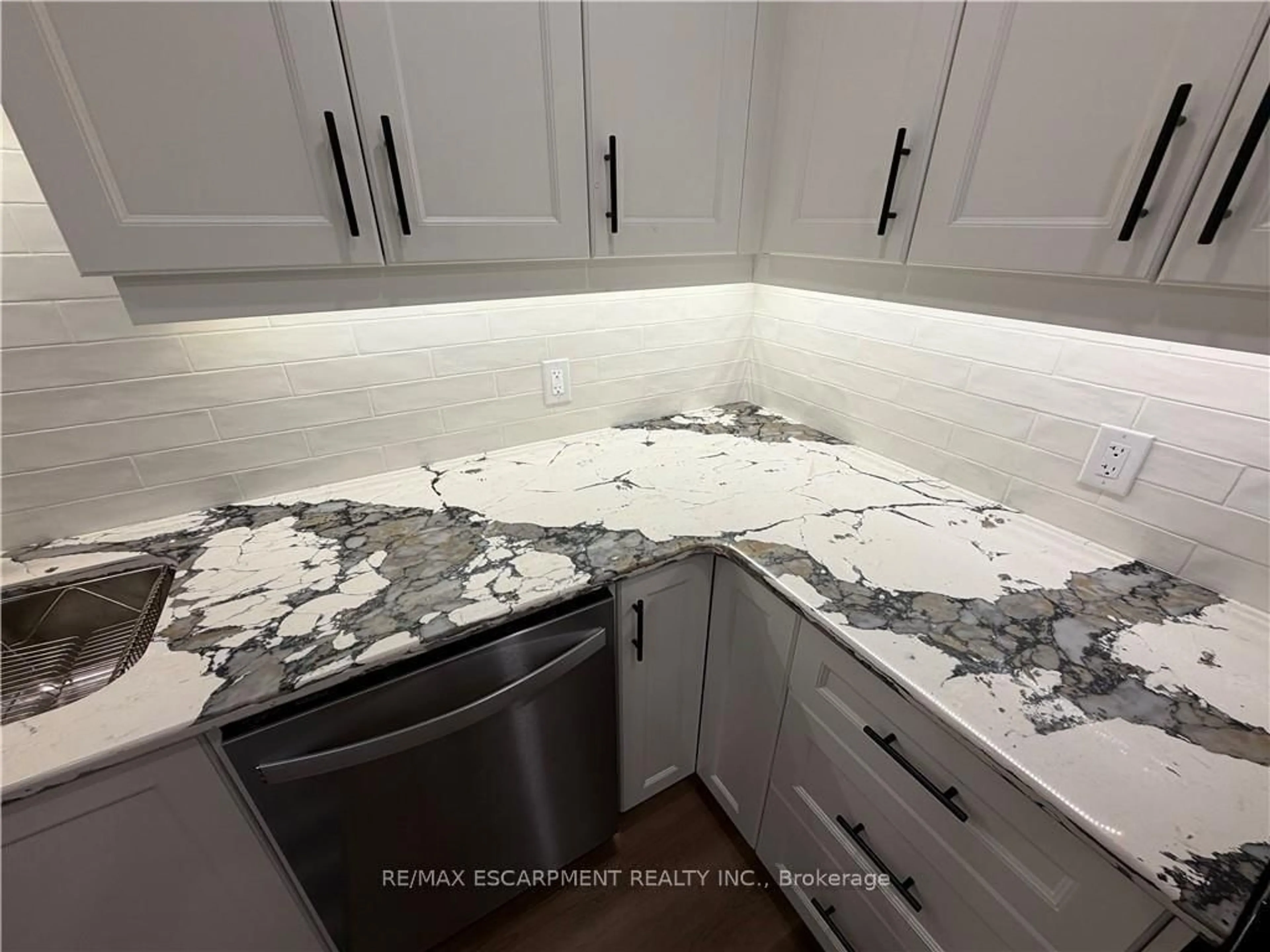 Contemporary kitchen, ceramic/tile floor for 59 SZOLLOSY Circ, Hamilton Ontario L9B 1T8