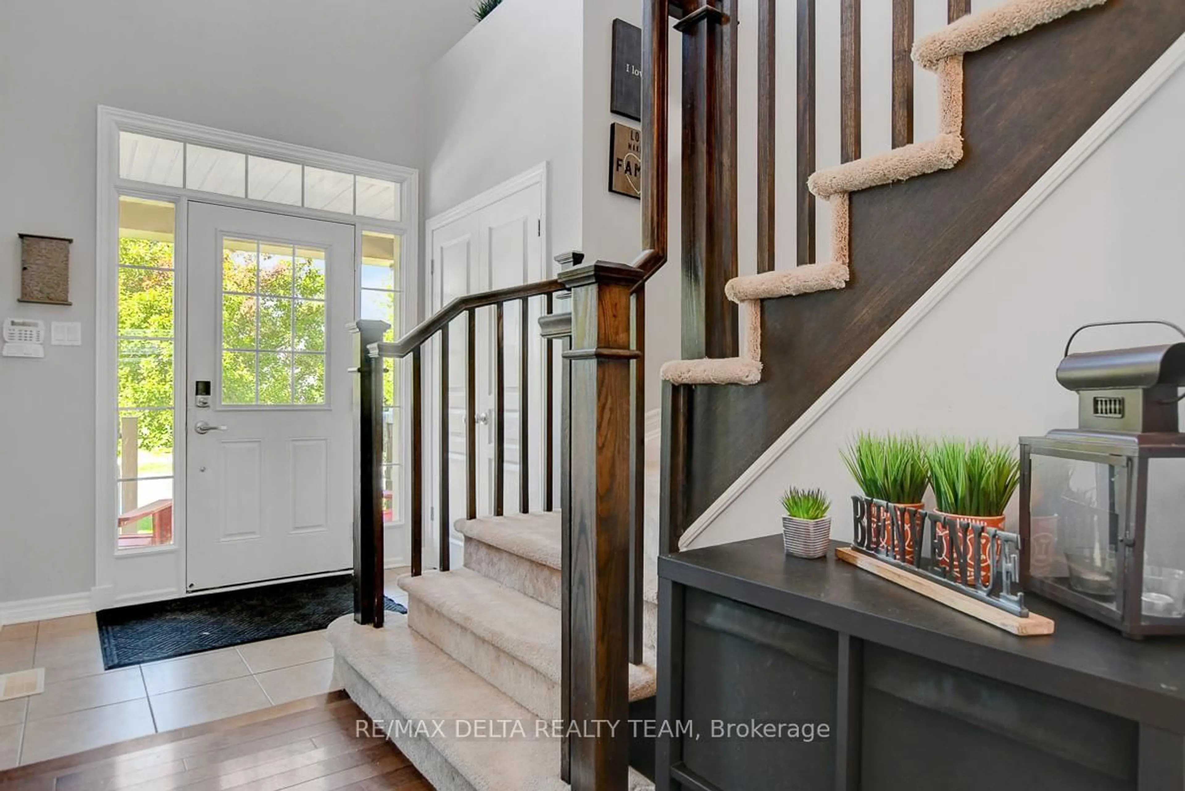 Indoor entryway for 1916 Montmere Ave, Ottawa Ontario K4A 0E7