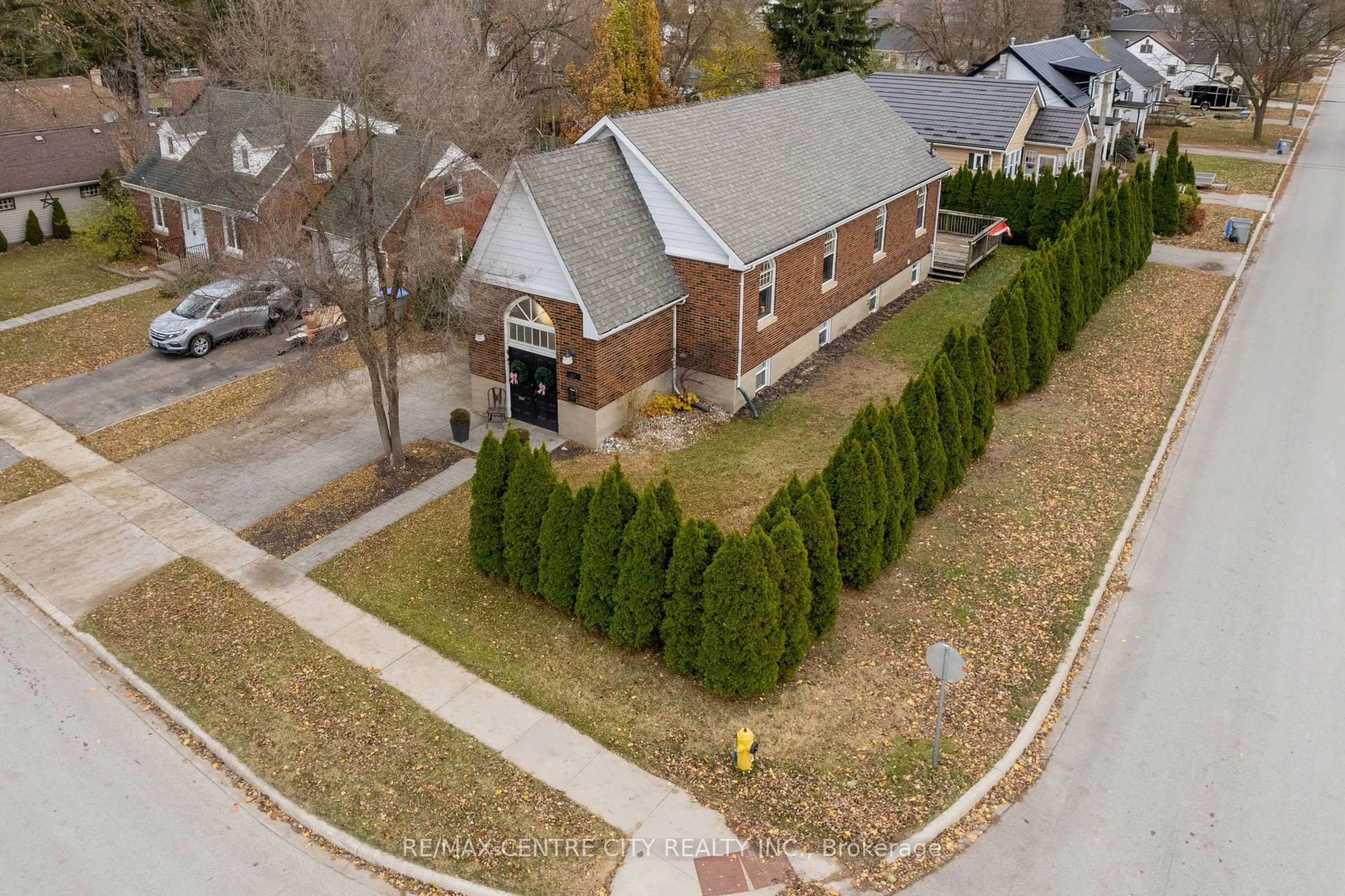 A pic from outside/outdoor area/front of a property/back of a property/a pic from drone, street for 50 High St, Strathroy-Caradoc Ontario N7G 1G5