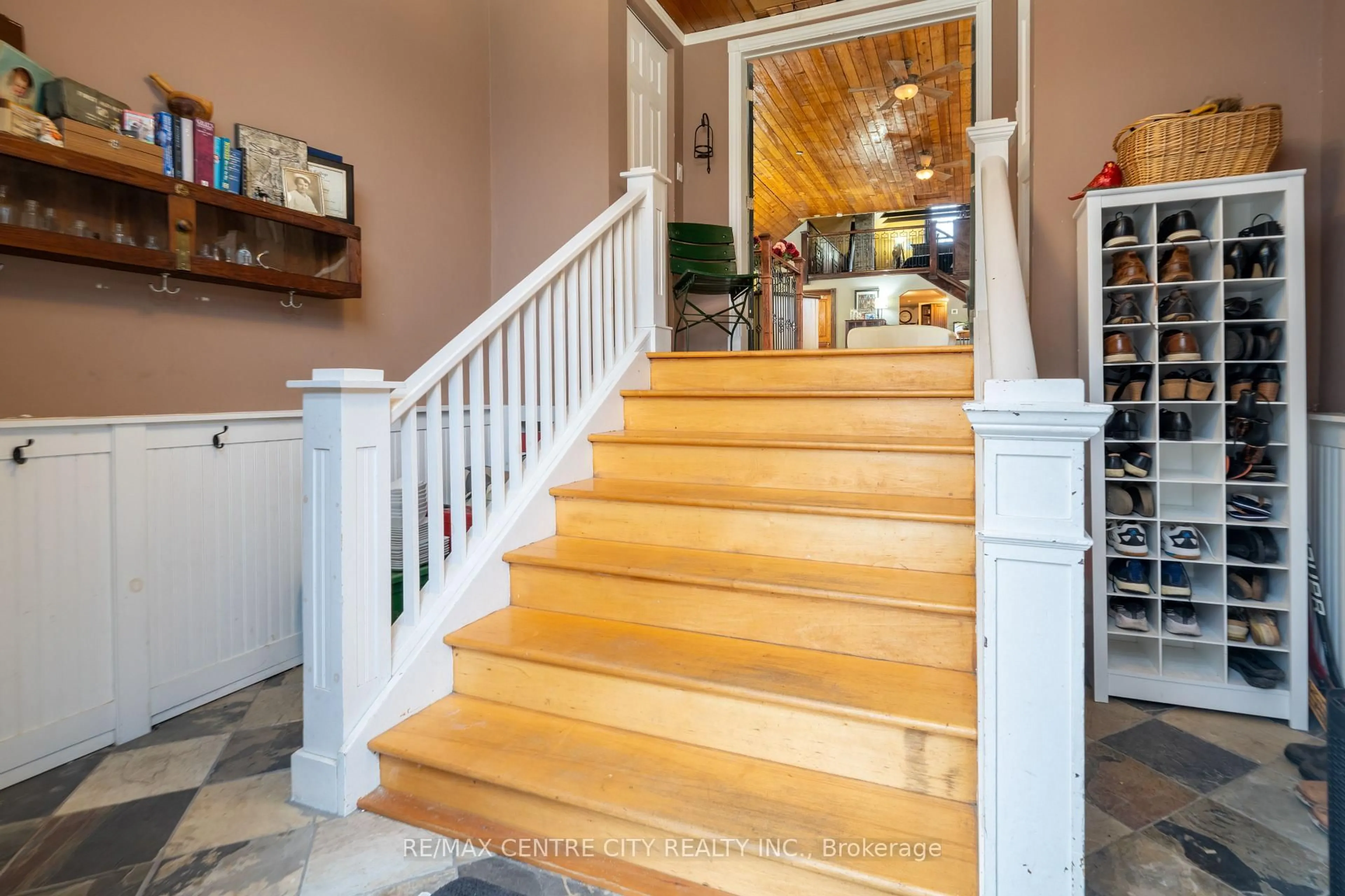 Indoor foyer for 50 High St, Strathroy-Caradoc Ontario N7G 1G5