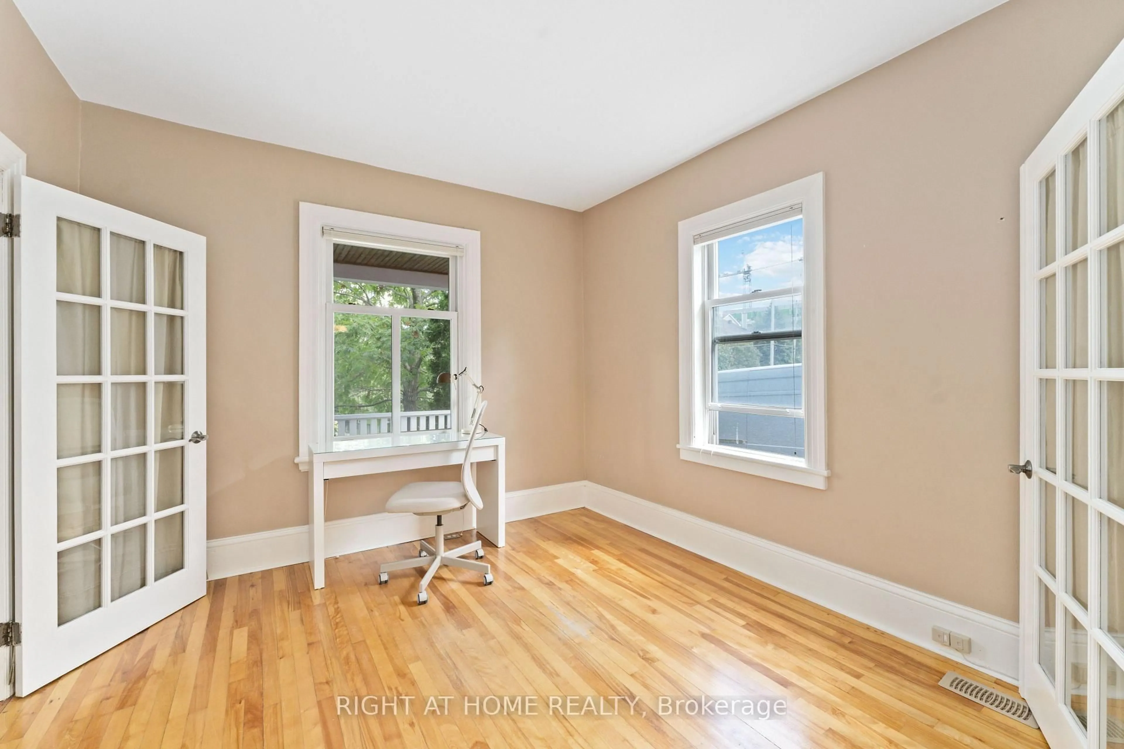 A pic of a room for 284 Churchill Ave, Ottawa Ontario K1Z 5B6