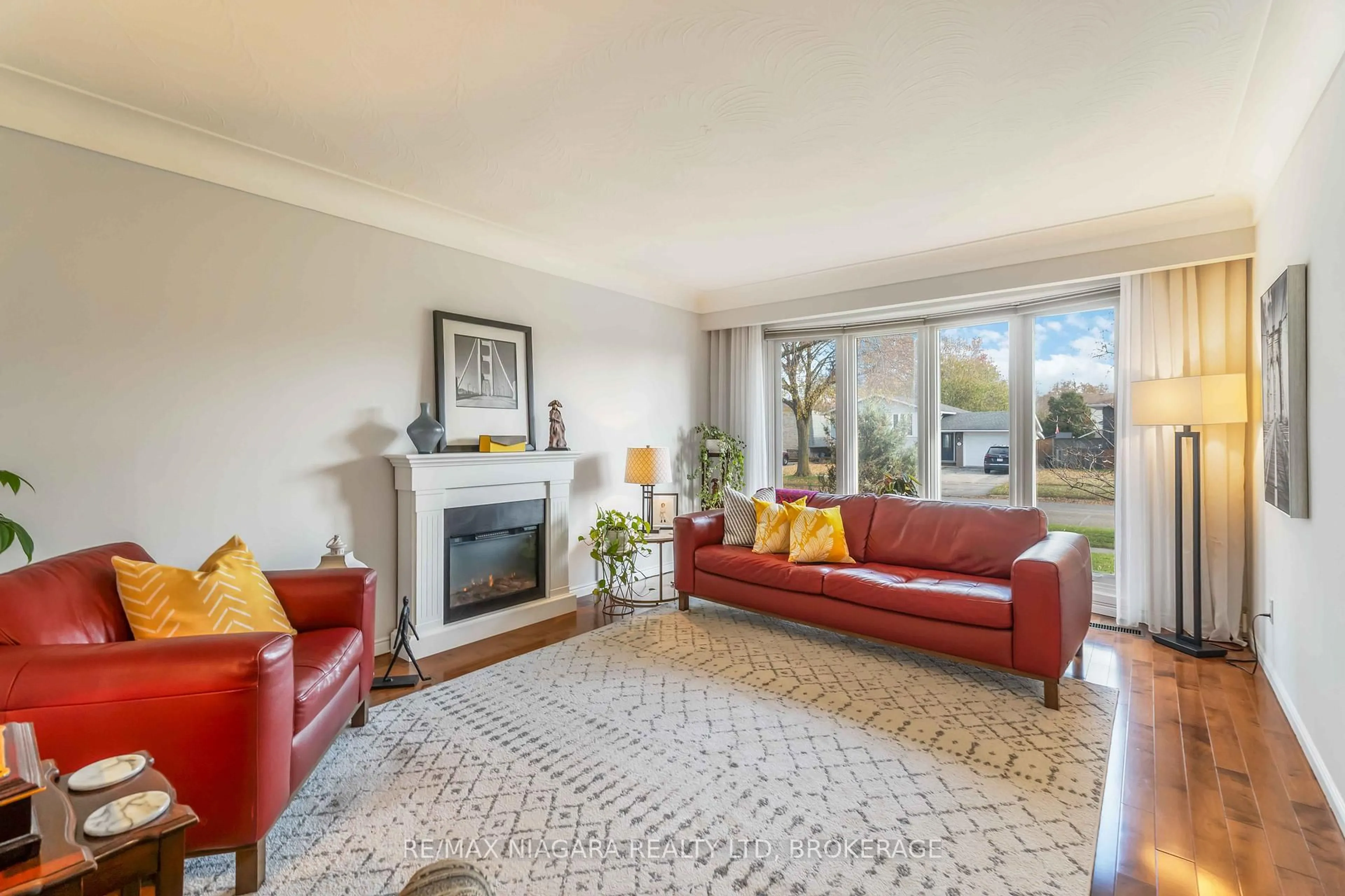 Living room with furniture, unknown for 2921 Gail Ave, Niagara Falls Ontario L2J 2E1