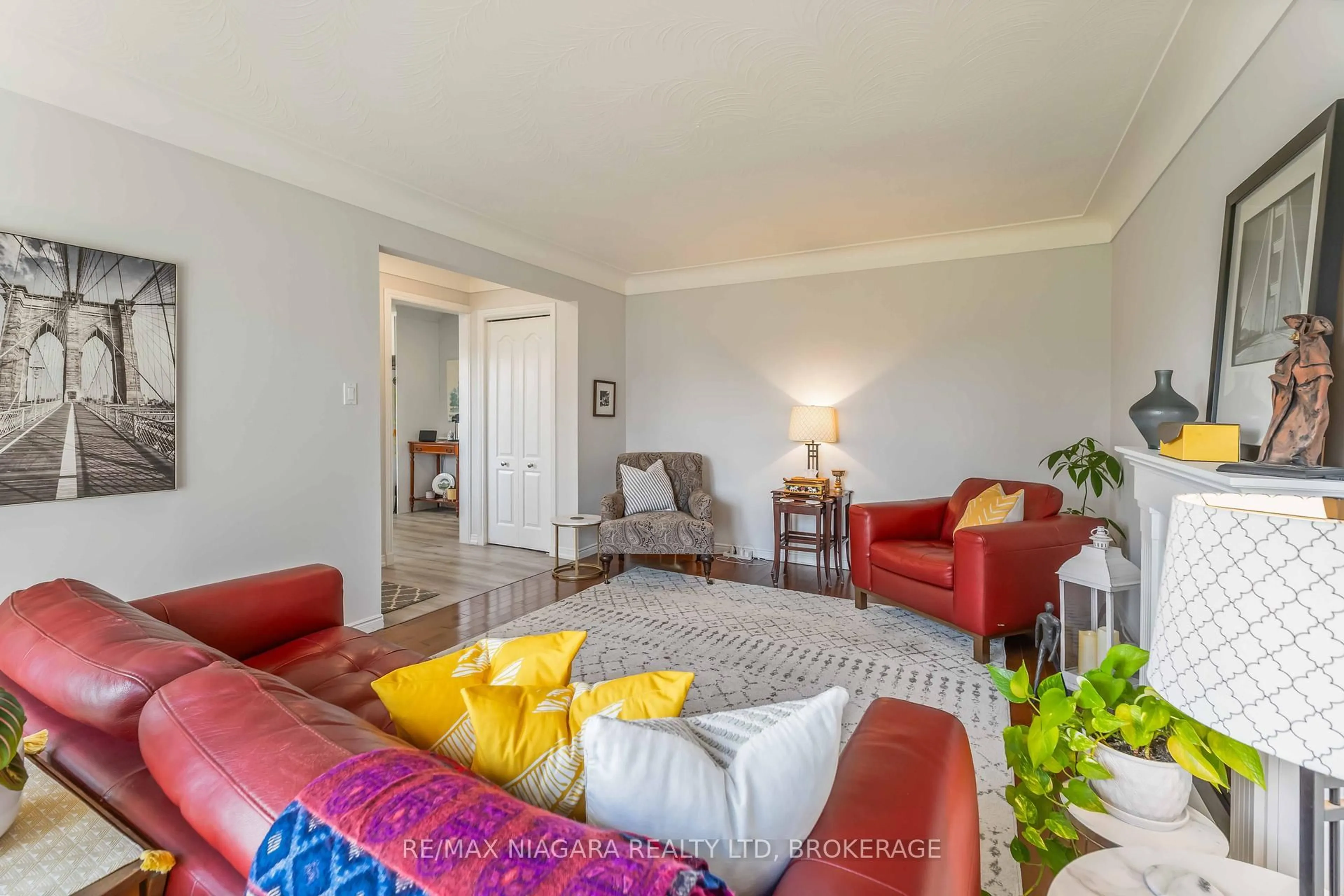 Living room with furniture, unknown for 2921 Gail Ave, Niagara Falls Ontario L2J 2E1