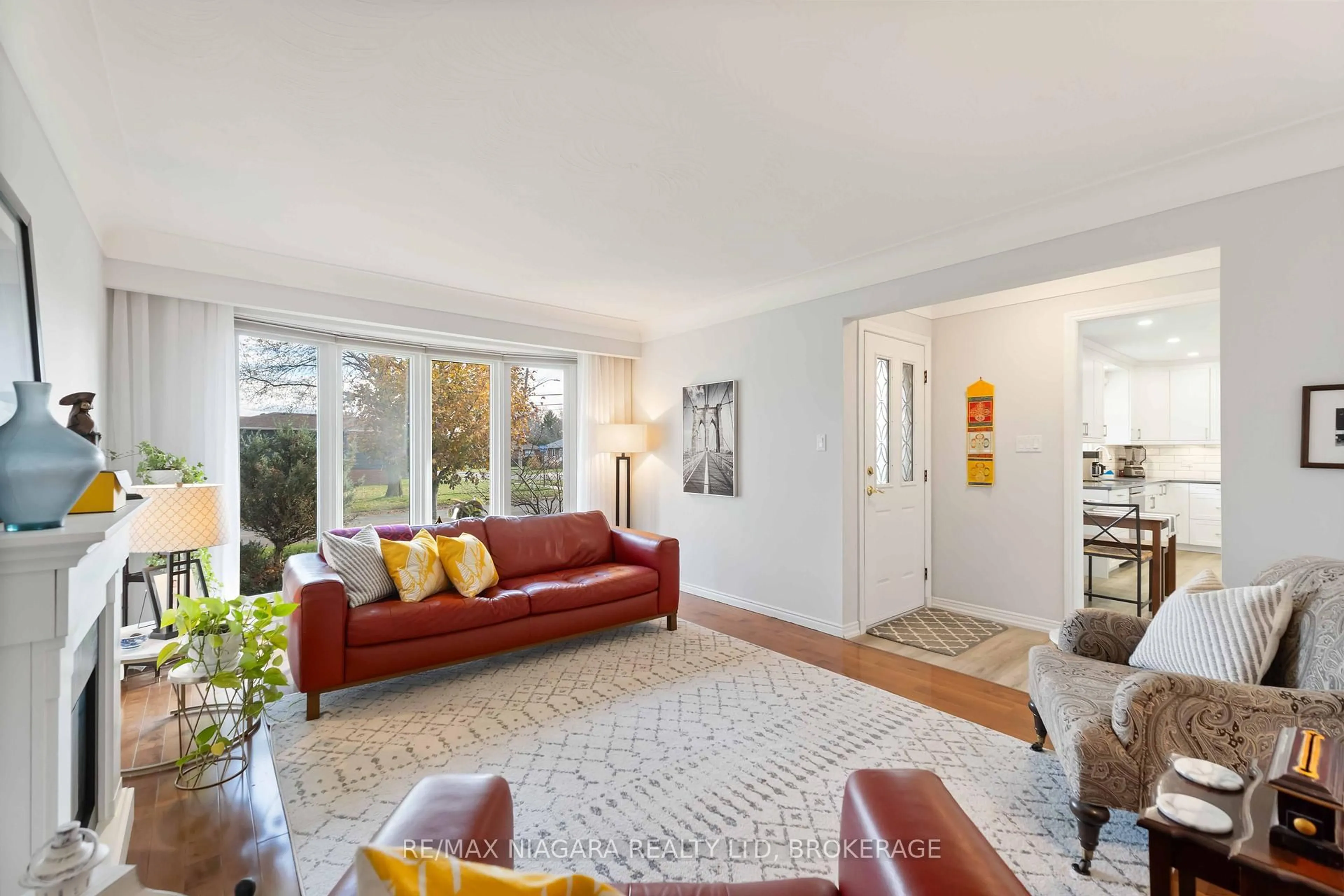 Living room with furniture, unknown for 2921 Gail Ave, Niagara Falls Ontario L2J 2E1