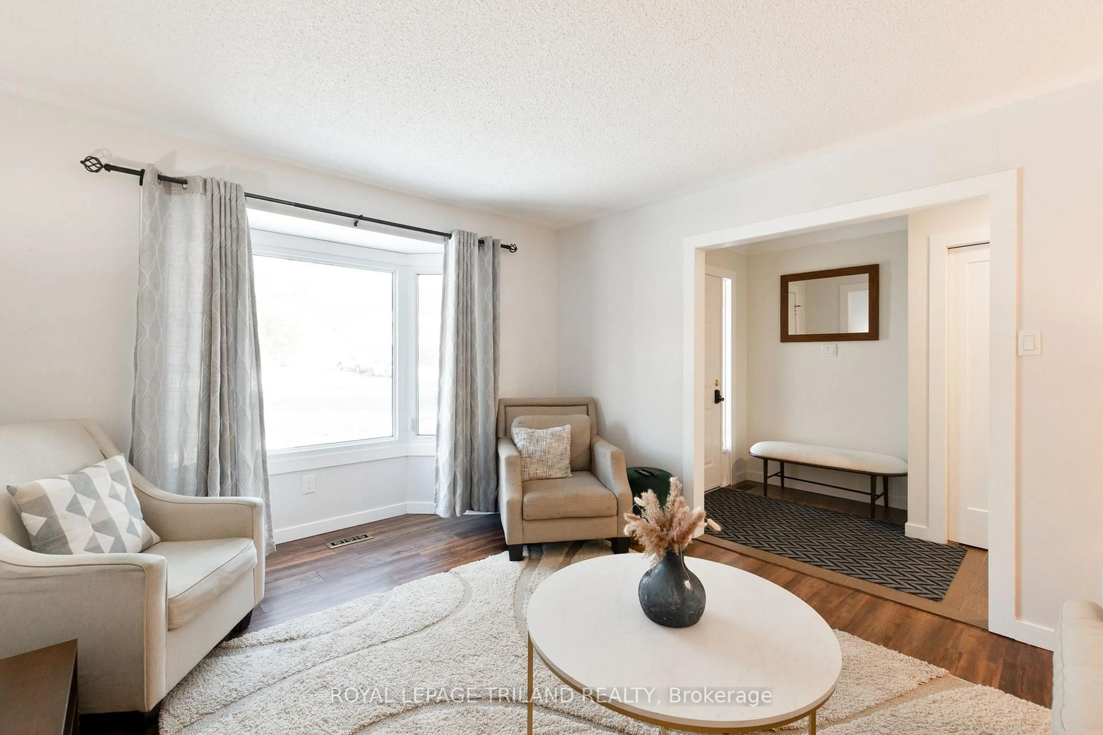 Living room with furniture, unknown for 42 BENEDICT Crt, London East Ontario N5Y 5H6