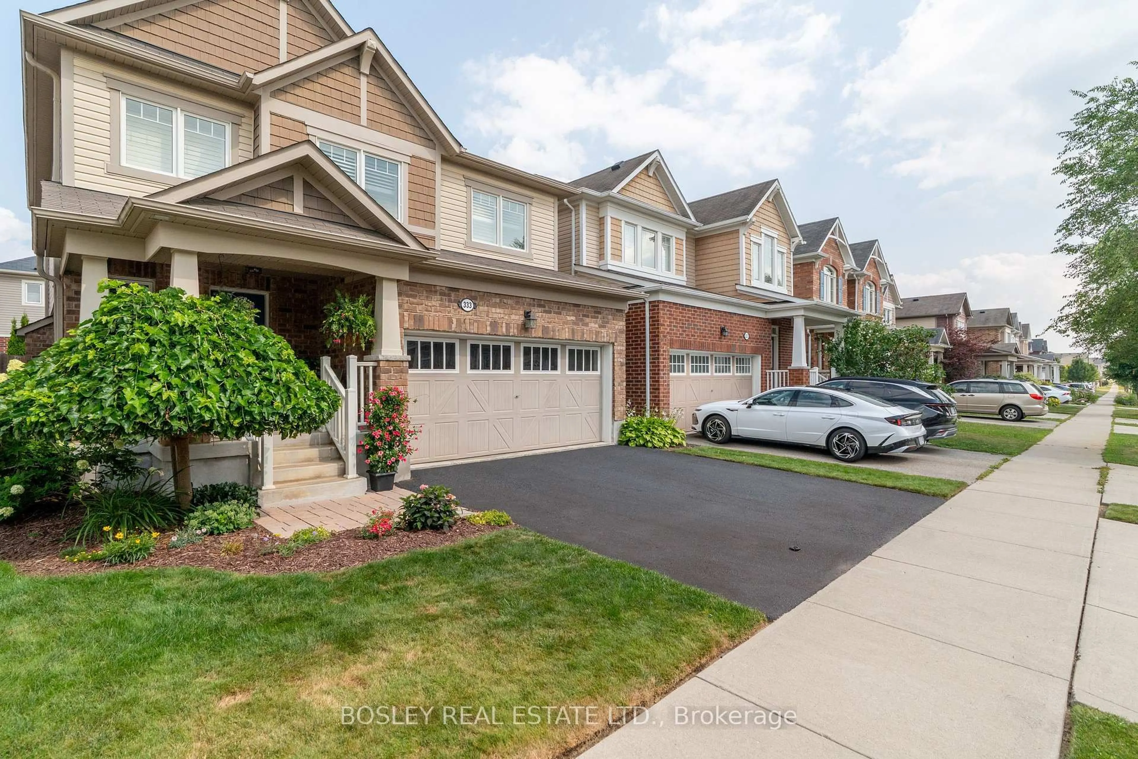 A pic from outside/outdoor area/front of a property/back of a property/a pic from drone, street for 333 Apple Hill Cres, Kitchener Ontario N2R 1P6
