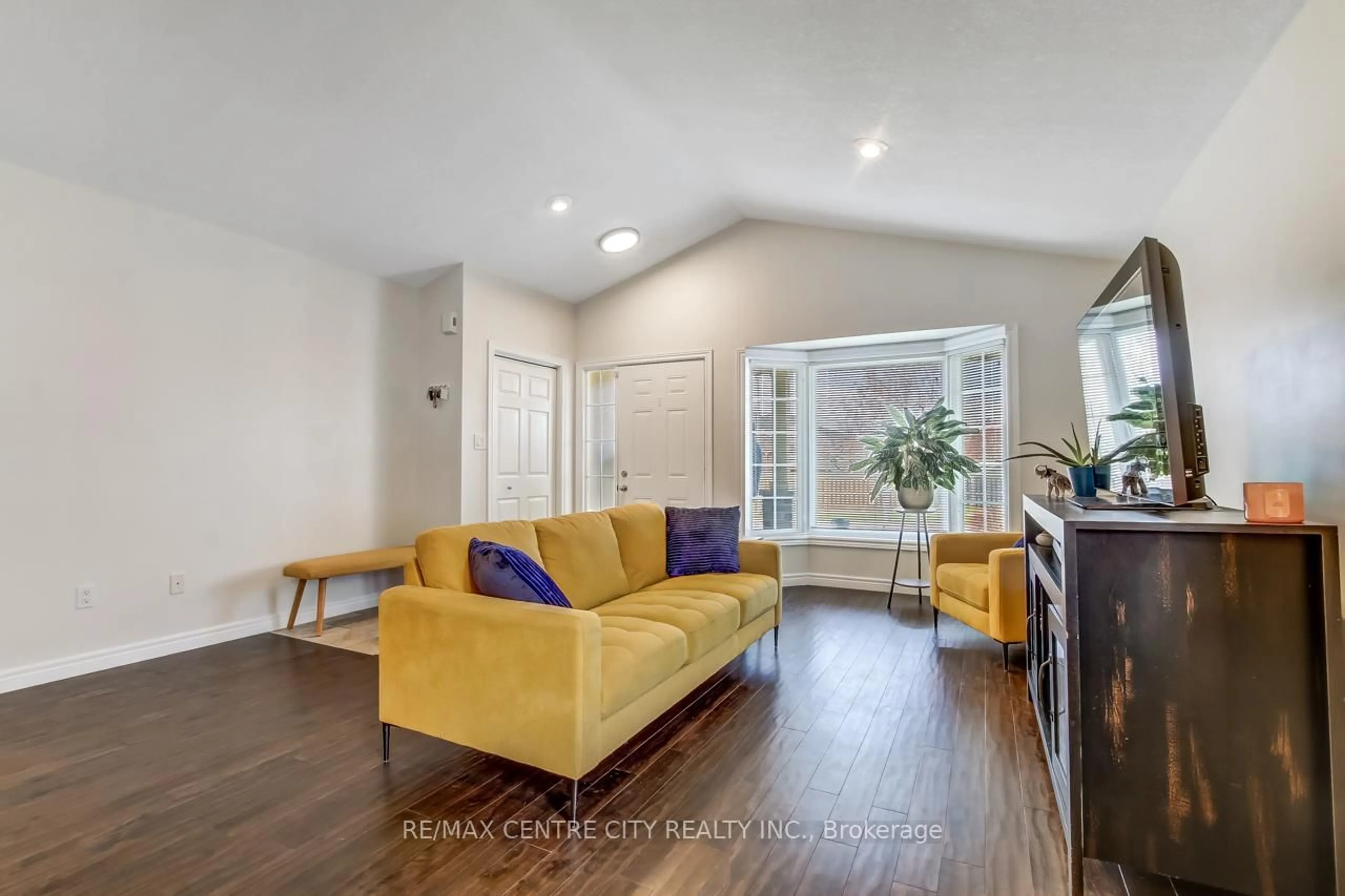 Living room with furniture, unknown for 5 Faith Blvd, St. Thomas Ontario N5R 6M2