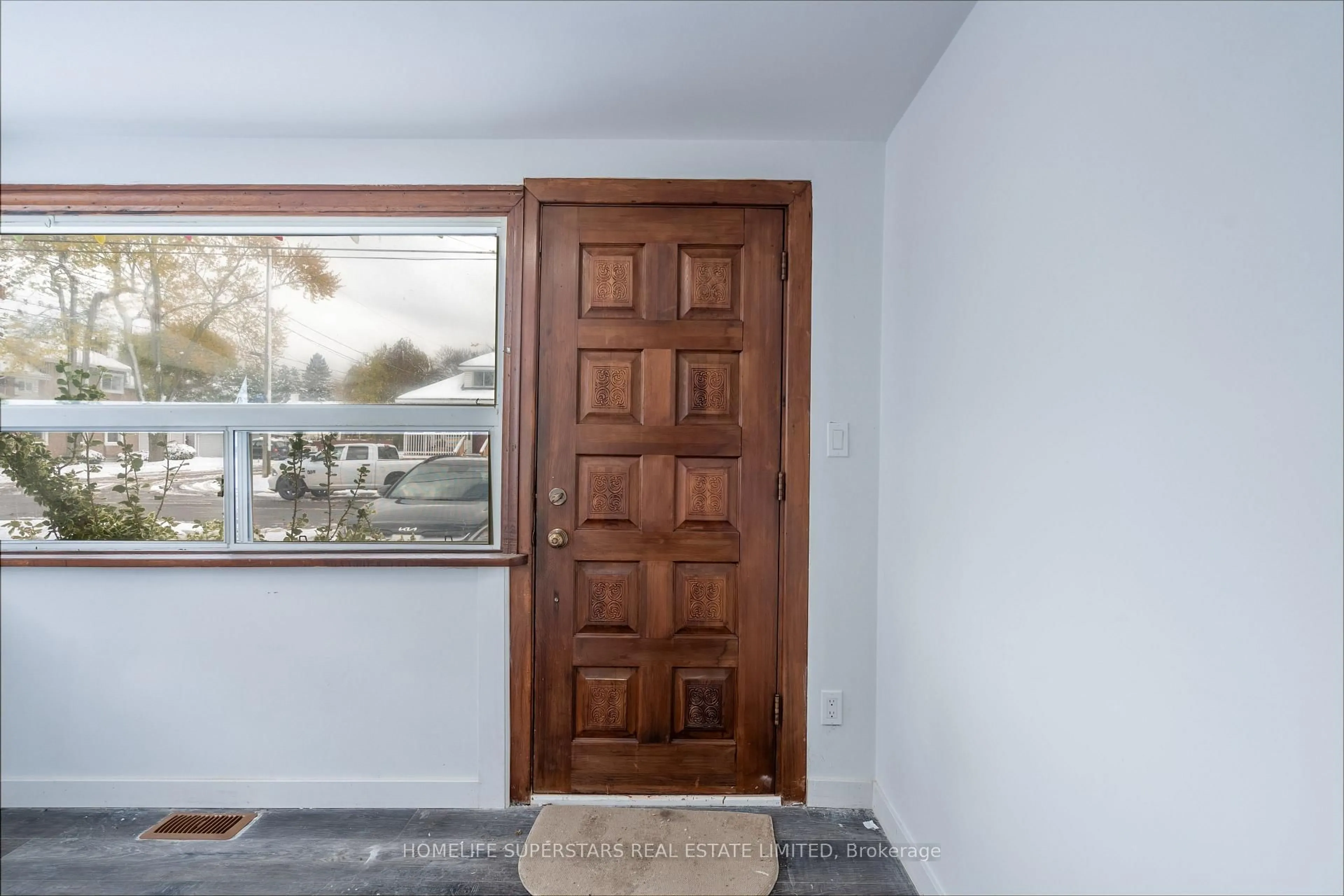 Indoor entryway for 4550 HOMEWOOD Ave, Niagara Falls Ontario L2E 4X8