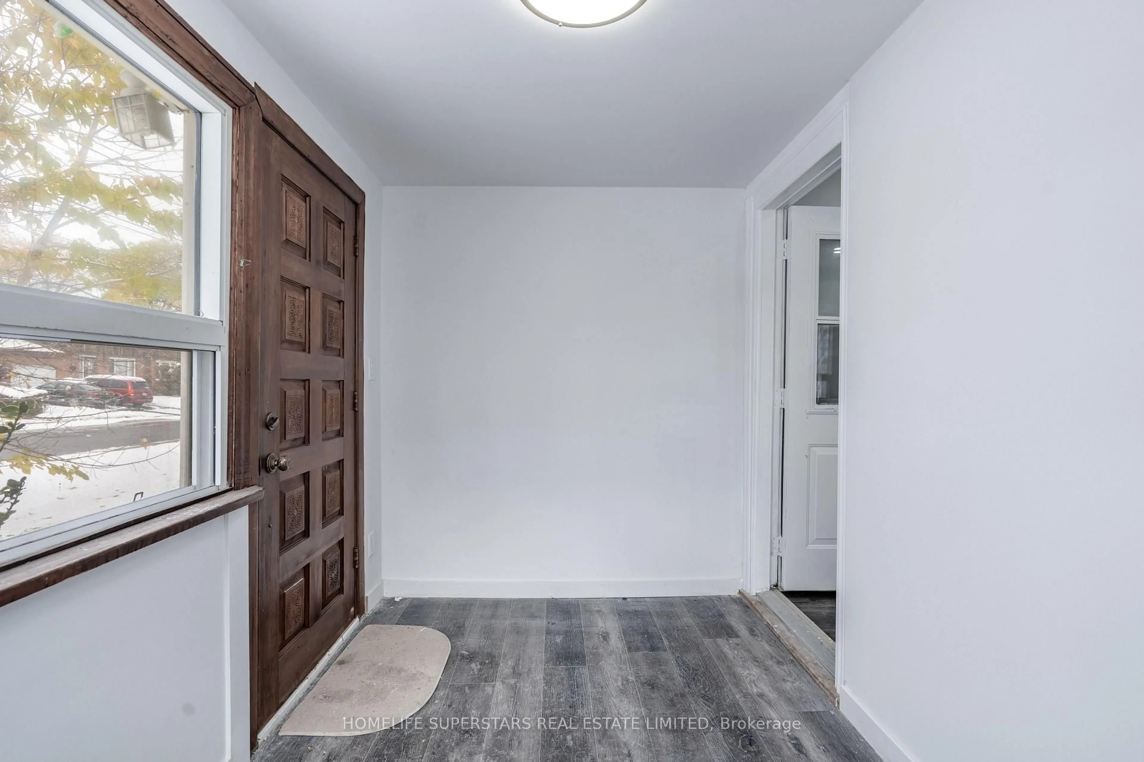 Indoor entryway for 4550 HOMEWOOD Ave, Niagara Falls Ontario L2E 4X8