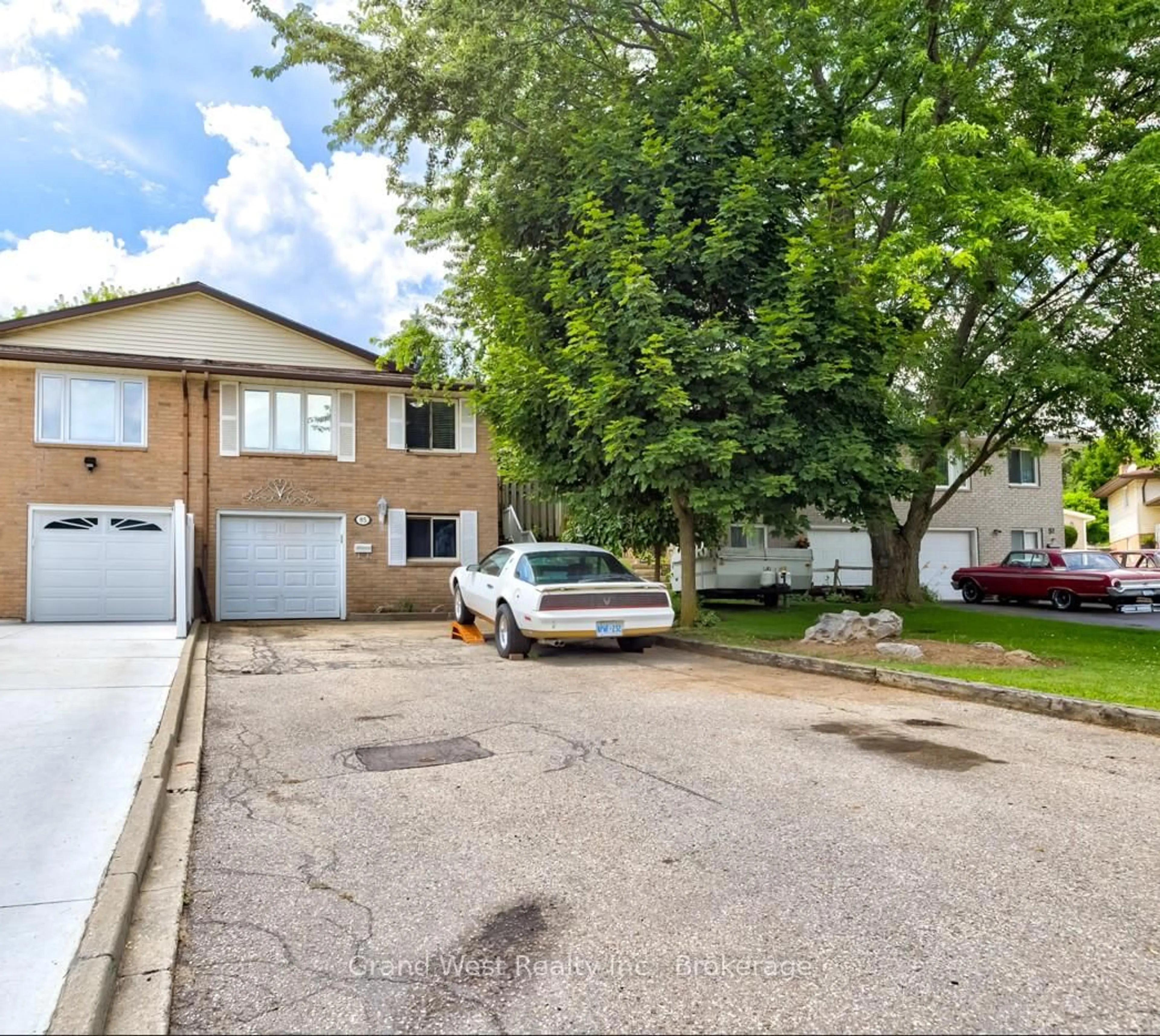 A pic from outside/outdoor area/front of a property/back of a property/a pic from drone, street for 85 Frobisher Crt, Cambridge Ontario N1R 6Z5